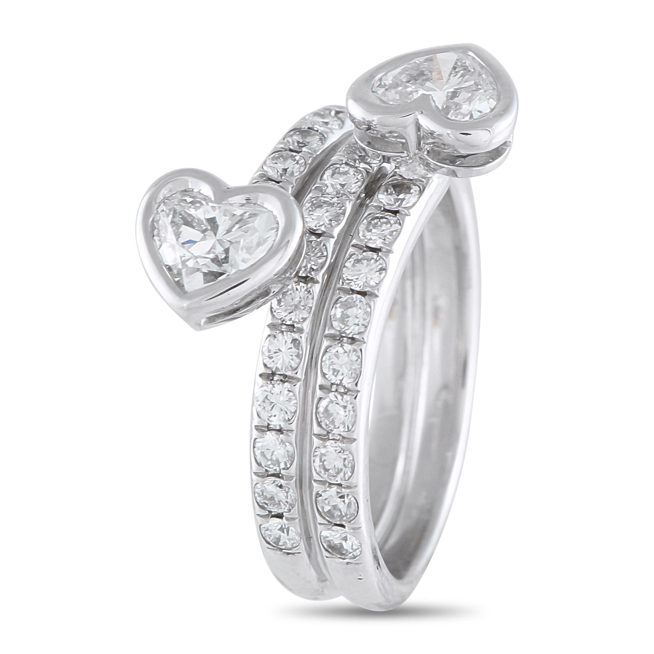 En este anillo en espiral de oro blanco, los arcos de diamantes redondos cobran protagonismo. Los diamantes talla corazón puntúan ambos extremos de la espiral, y su brillo marca el diseño del anillo con un último y romántico resplandor.Ofrecido