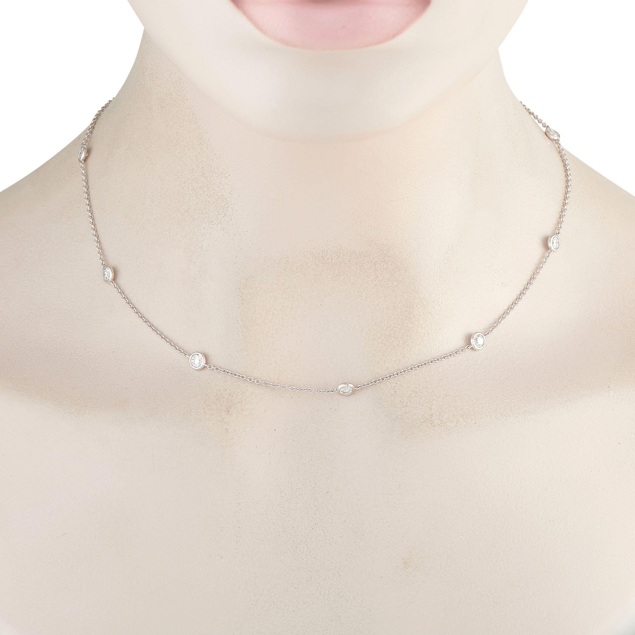 Versatile e sempre alla moda, questa collana di diamanti a stazione è fatta per muoversi con te. Si adatta a qualsiasi momento della giornata, dall'ufficio al dopolavoro, grazie al suo design raffinato con un tocco di lucentezza. La catena della