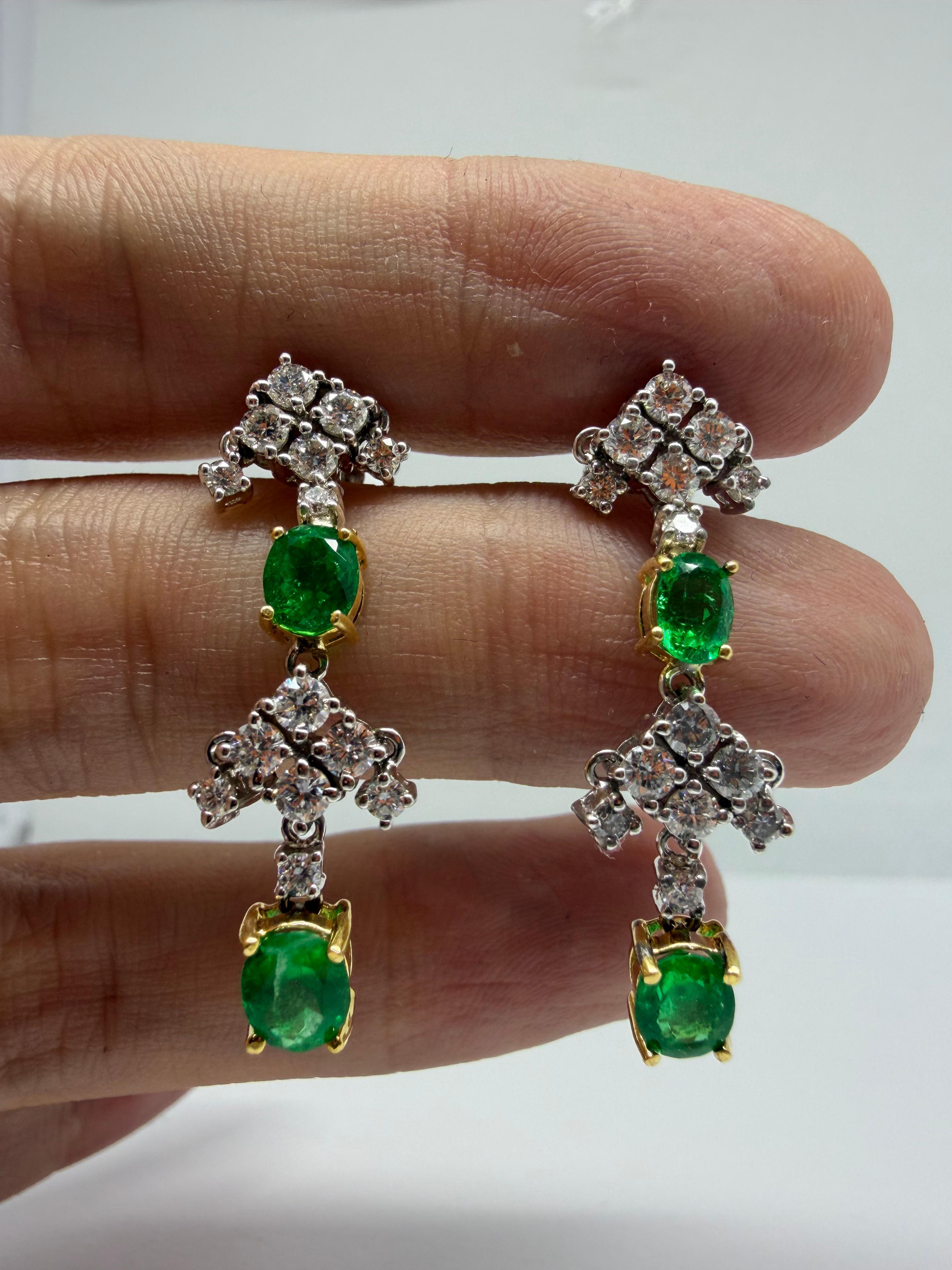 Eleganti e senza tempo, questi orecchini a goccia in oro bianco 18 carati presentano vibranti smeraldi dal taglio ovale per un totale di 1,76 carati, incorniciati da scintillanti diamanti rotondi dal taglio brillante del peso di 0,78 carati.