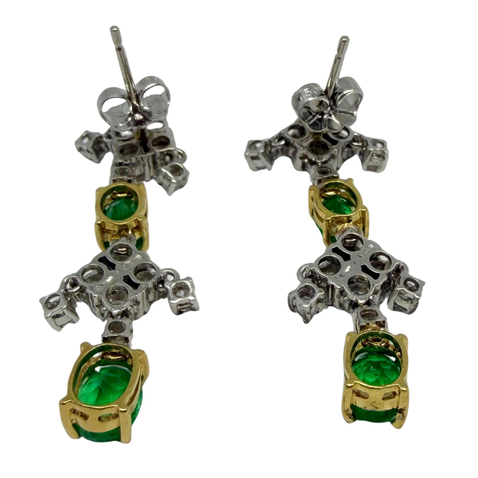 Taglio ovale Orecchini a goccia in oro bianco 18k con smeraldo da 1,76 carati e diamante da .78 carati in vendita