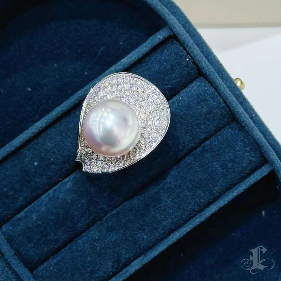 【Sculpted Geometry】Spiral Orbit Aurora South Sea Pearl Diamond Dust Ring In New Condition For Sale In New York, NY