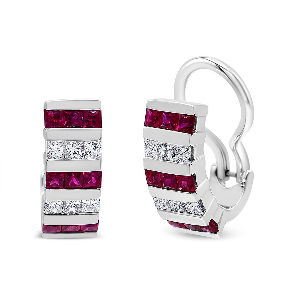 Dieser bezaubernde karminrote Rubin und weiße Diamanten Huggie Hoop Ohrring ist eine schillernde Ergänzung zu Ihrem Outfit. Der Reif ist aus kühlem 18-karätigem Weißgold gefertigt und jedes Stück ist mit 5 Reihen abwechselnd mit roten Rubinen und