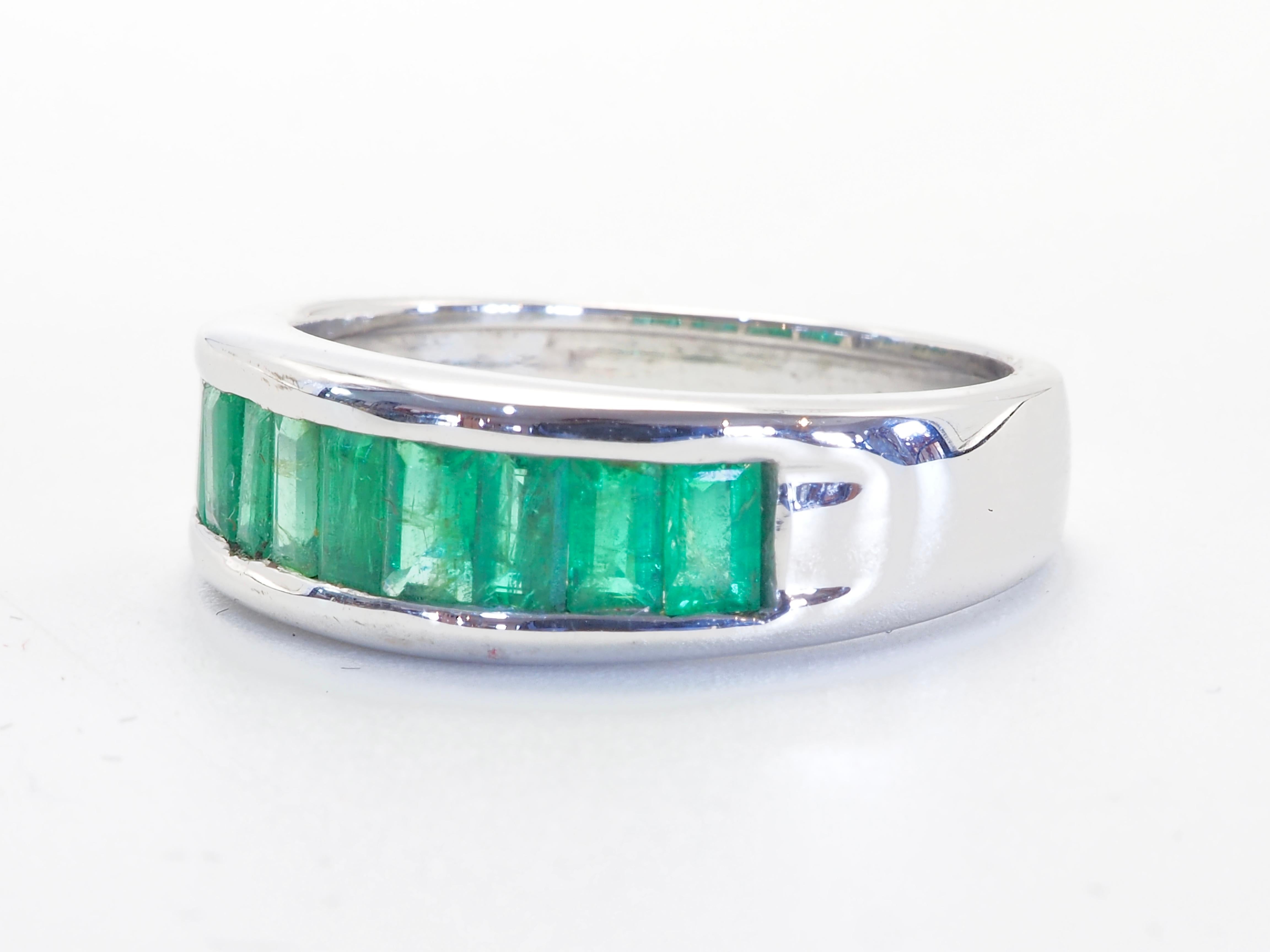 A gorgeous luxury Neo-vintage band ring that is both suitable for all sexes. This ring has beautiful highly saturated colors of 10 baguette vivid green emeralds.

This ring is perfect for fashion wear for everyday premise piece and for one to wear
