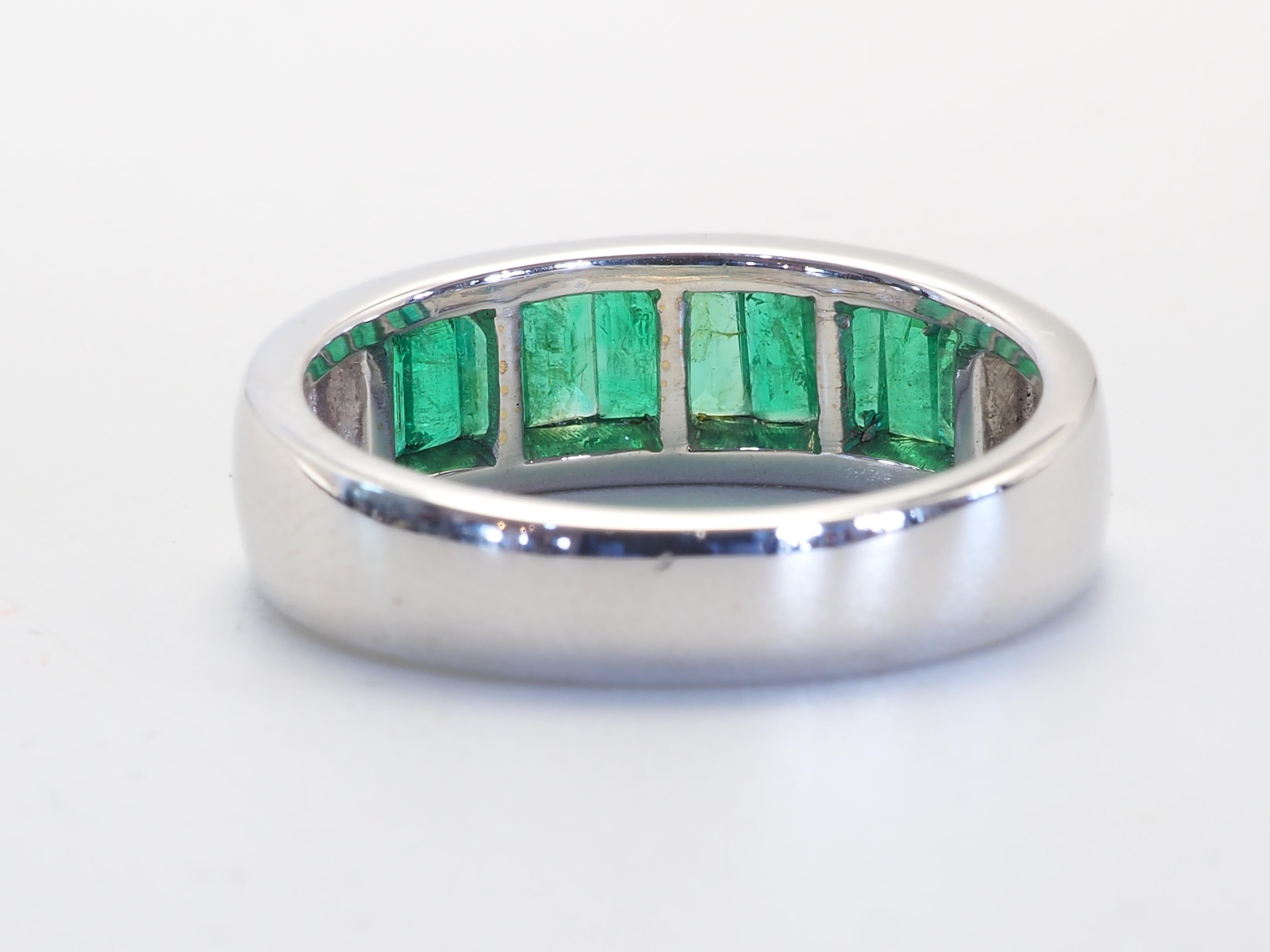 Baguette Cut 18K White Gold 1.80ct Baguette Vivid Emerald Fine Vintage Band Ring For Sale