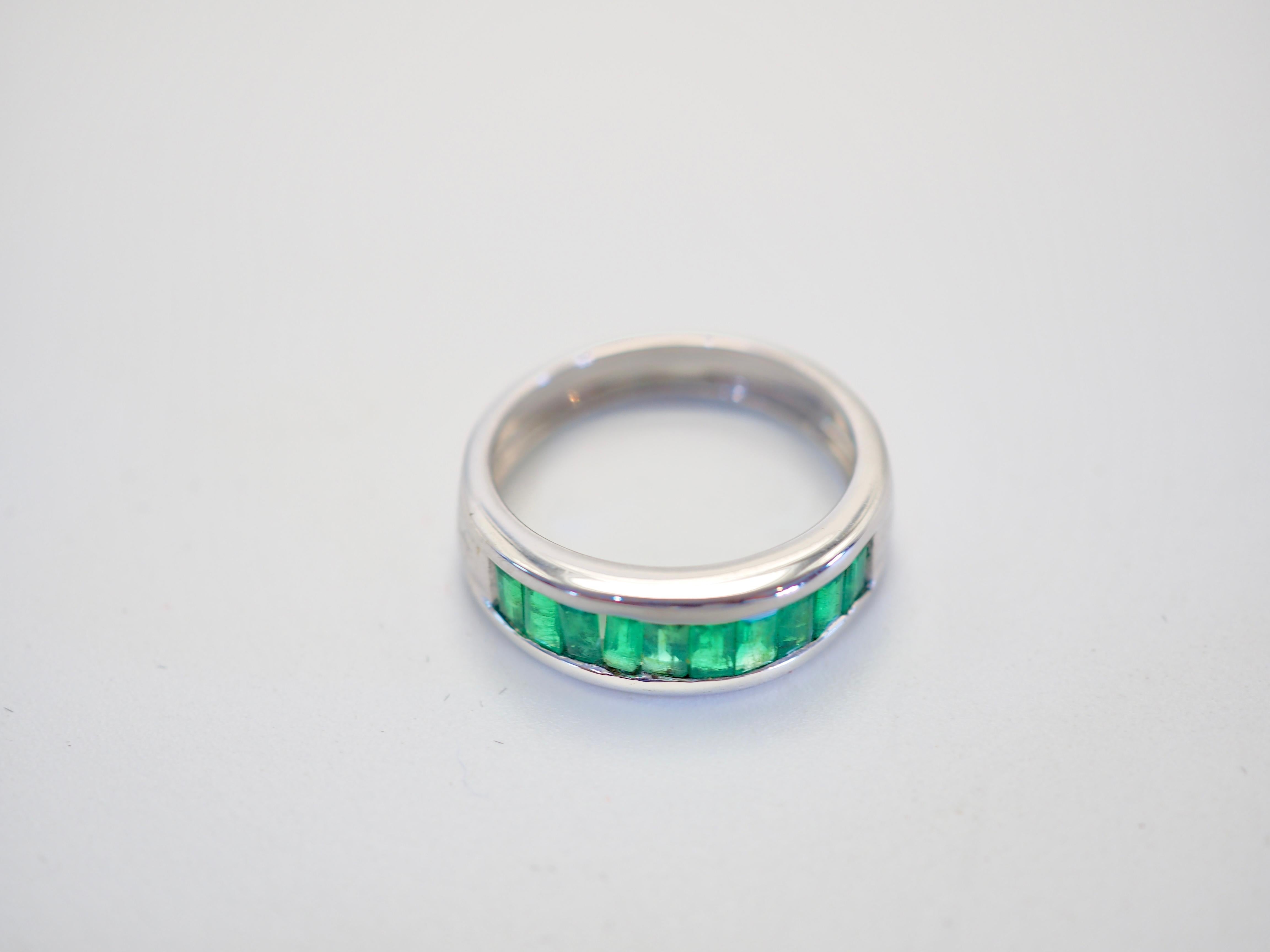 18K White Gold 1.80ct Baguette Vivid Emerald Fine Vintage Band Ring In Excellent Condition For Sale In เกาะสมุย, TH