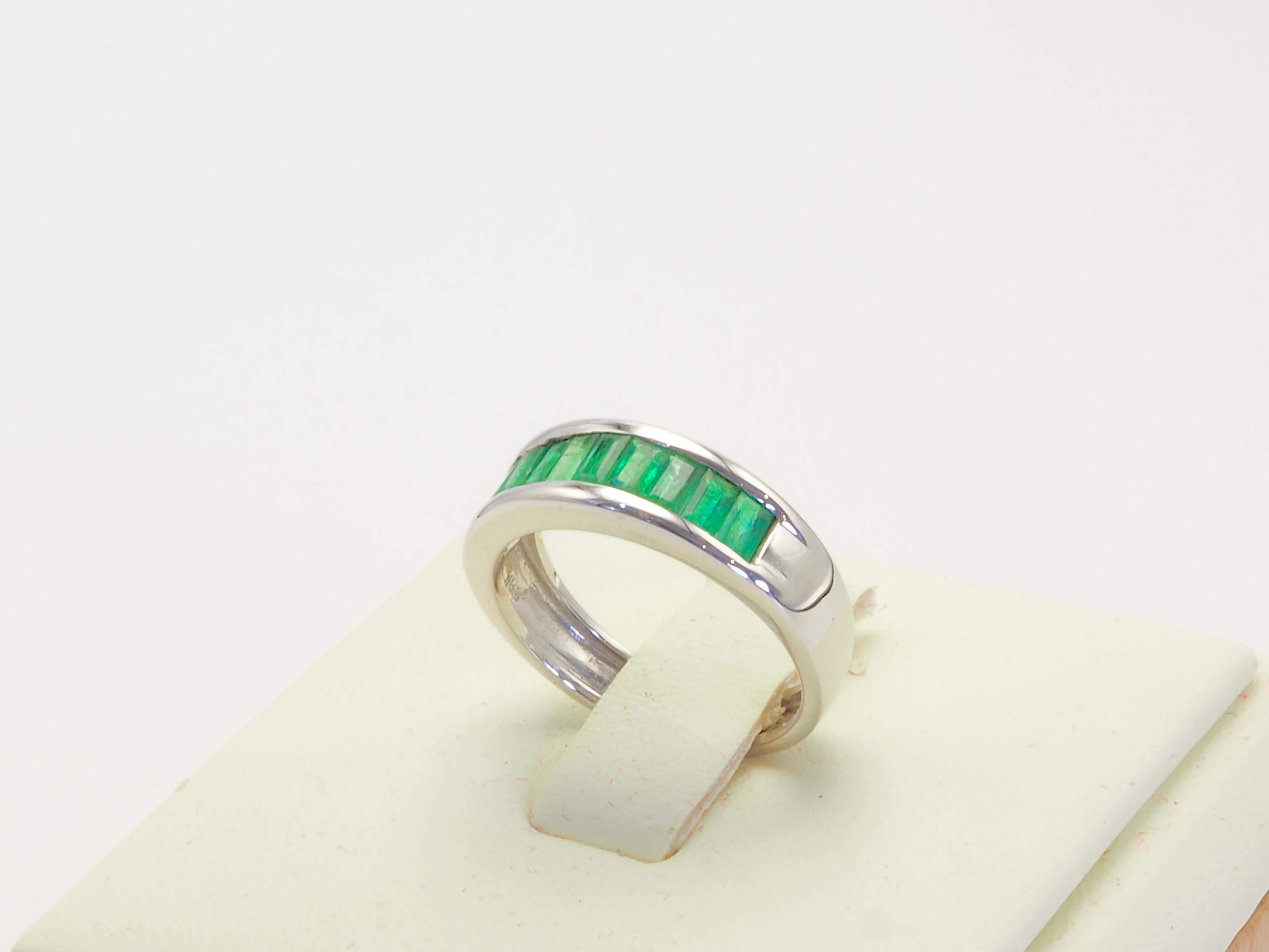 Women's or Men's 18K White Gold 1.80ct Baguette Vivid Emerald Fine Vintage Band Ring For Sale
