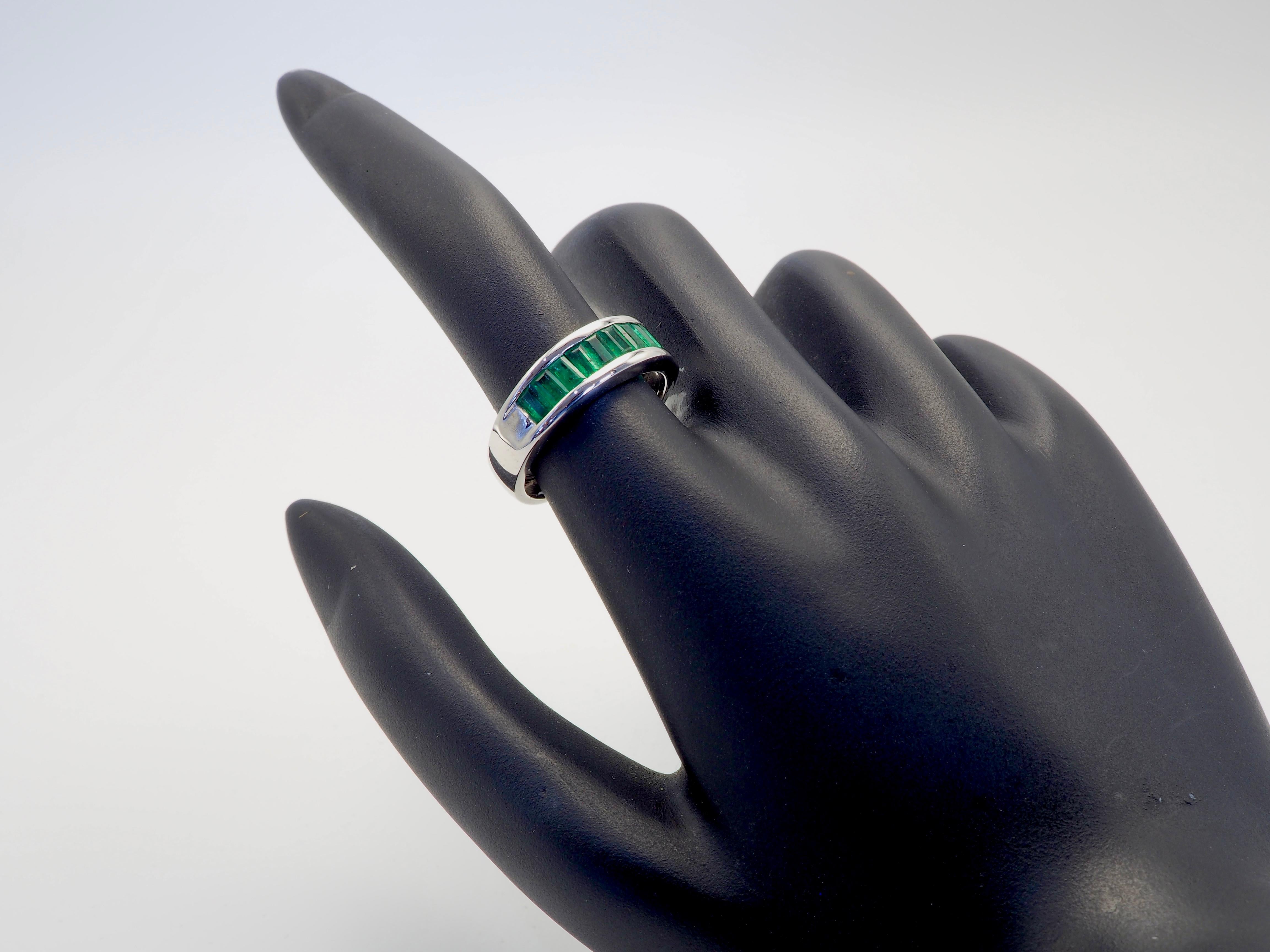 18K White Gold 1.80ct Baguette Vivid Emerald Fine Vintage Band Ring For Sale 1