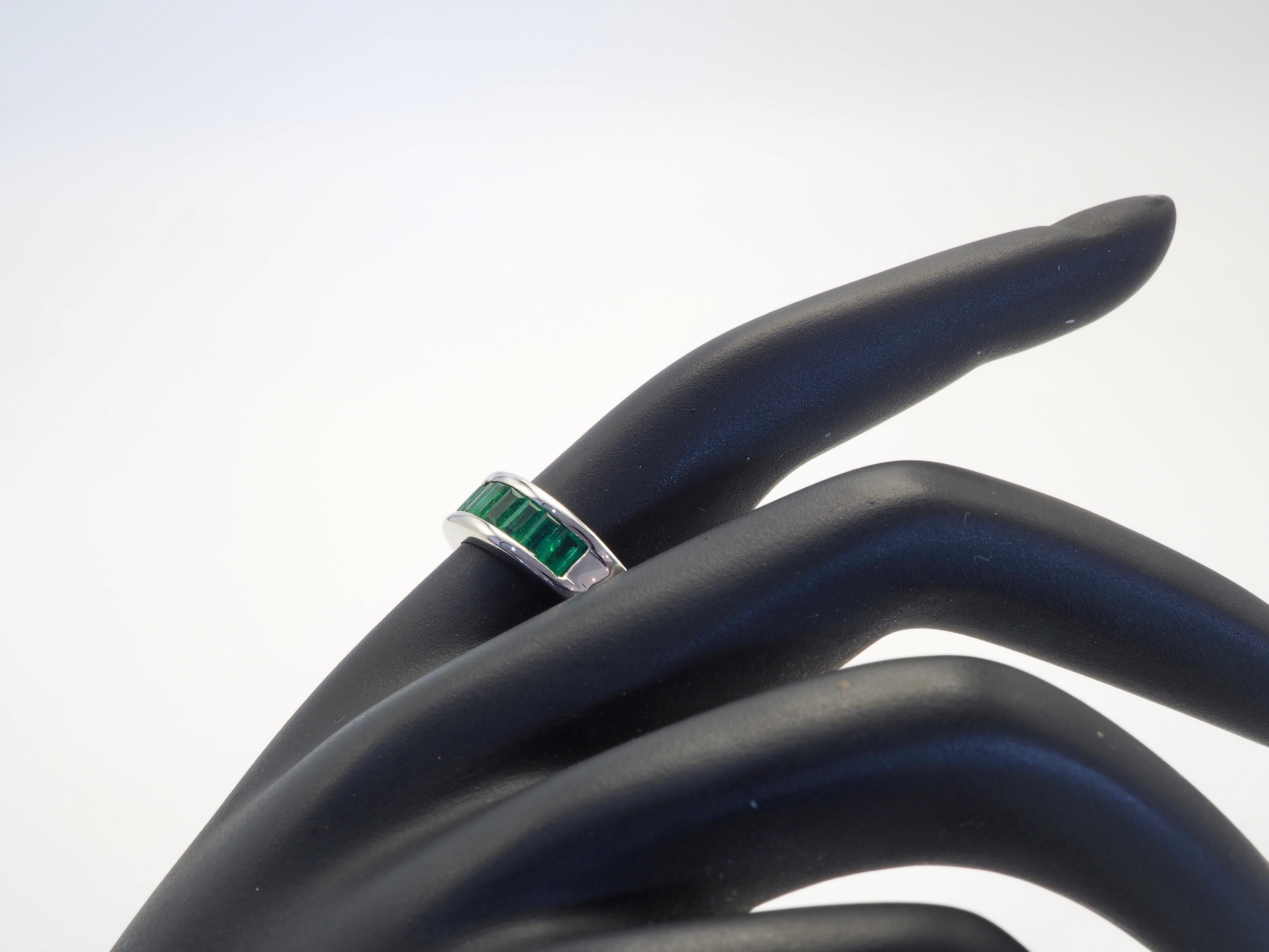 18K White Gold 1.80ct Baguette Vivid Emerald Fine Vintage Band Ring For Sale 2