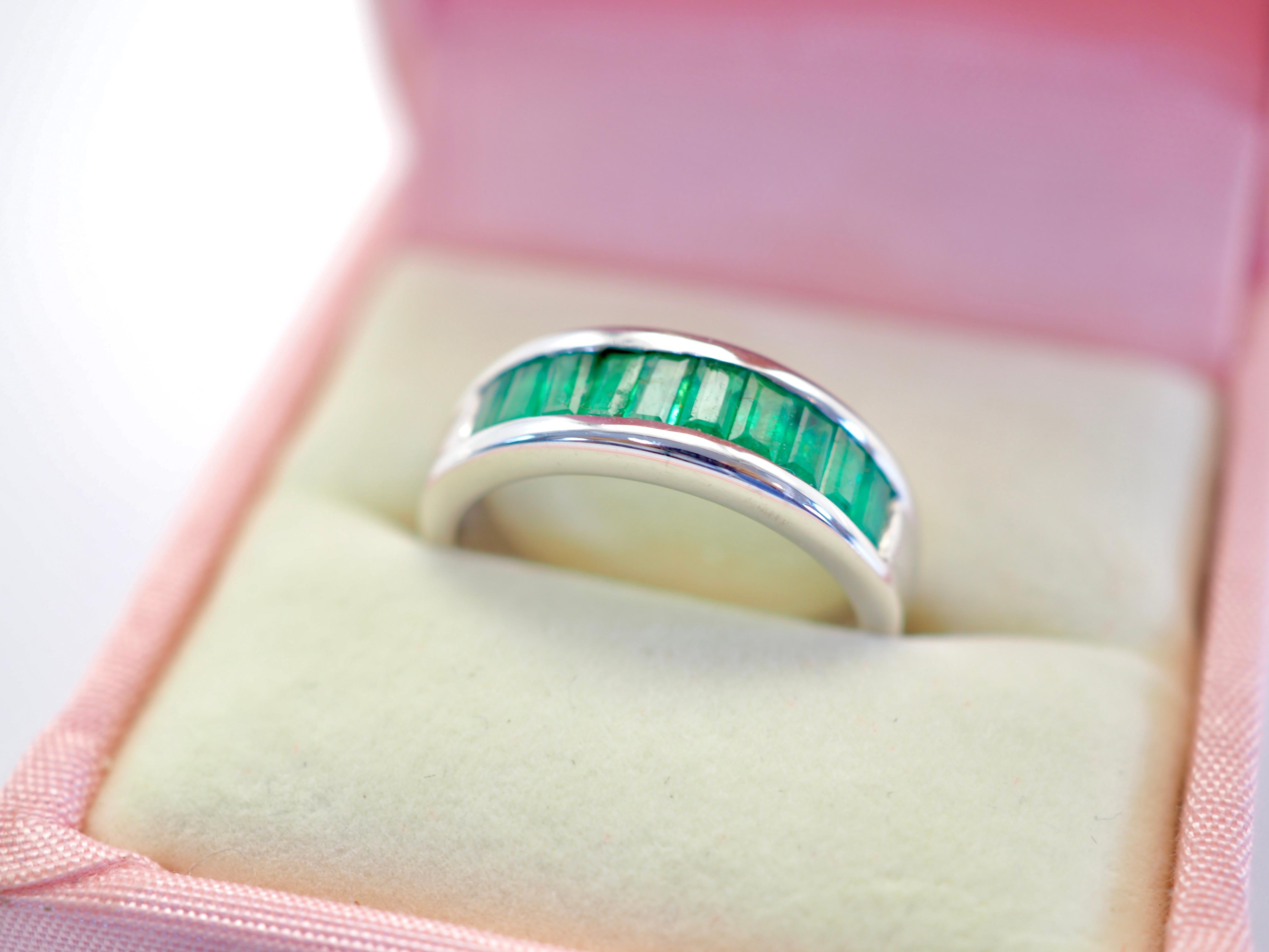 18K White Gold 1.80ct Baguette Vivid Emerald Fine Vintage Band Ring For Sale 3
