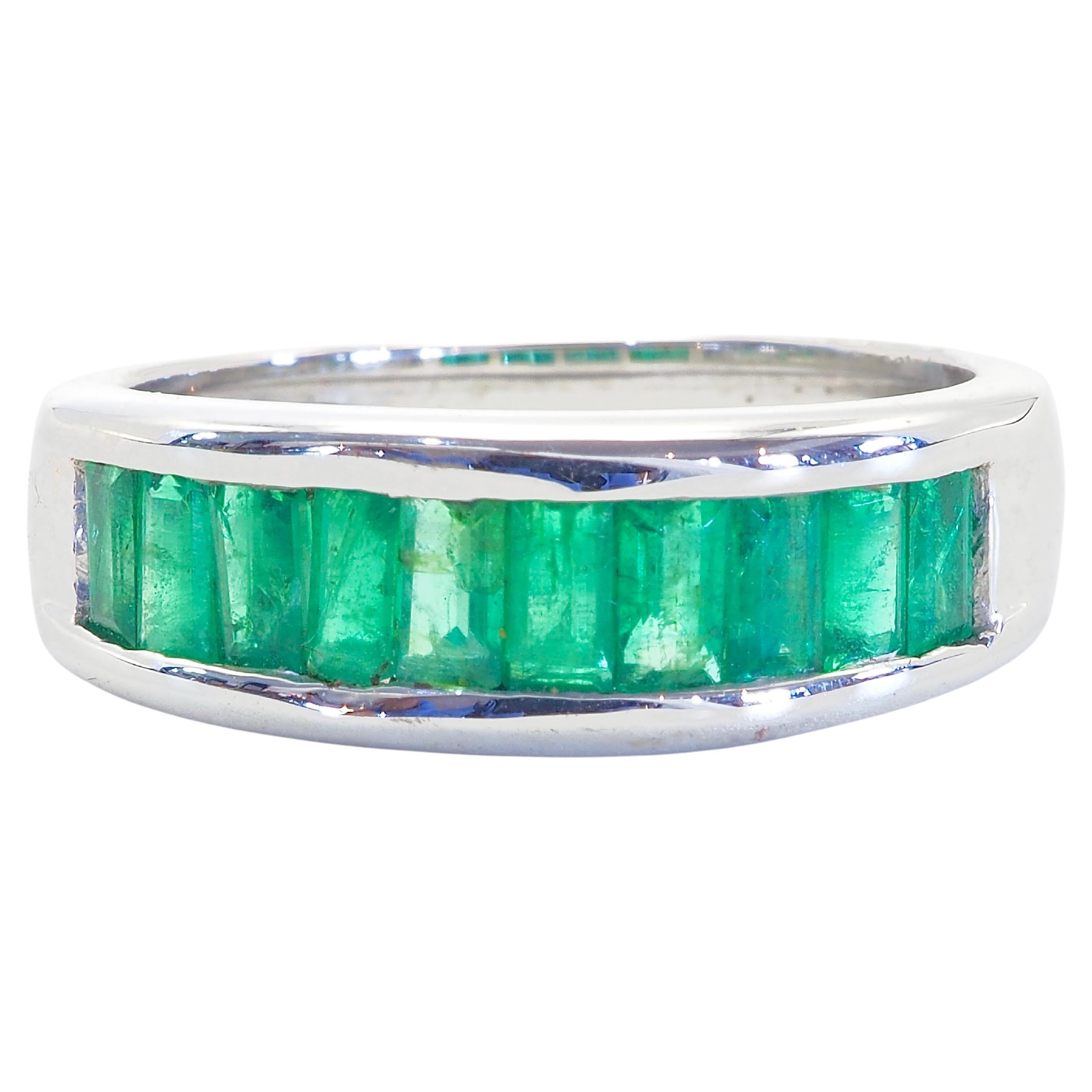 18K White Gold 1.80ct Baguette Vivid Emerald Fine Vintage Band Ring For Sale