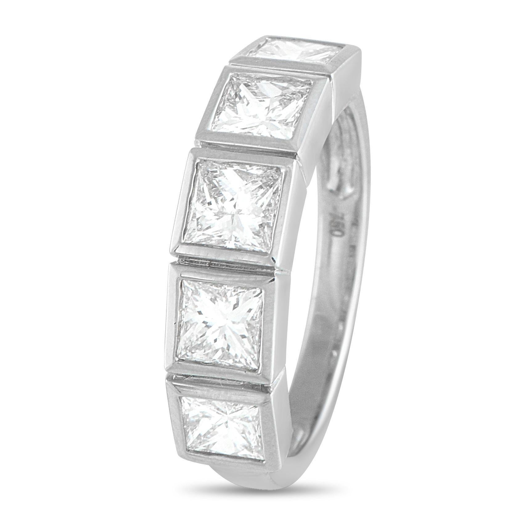 Eine Reihe von Diamanten im Quadratschliff mit insgesamt 1,80 Karat macht diesen Ring zu einem echten Blickfang. Die Fassung aus 18 Karat Weißgold mit einer Breite von 2 mm und einer Höhe von 4 mm ist ein perfektes Schmuckstück für jeden Anlass und