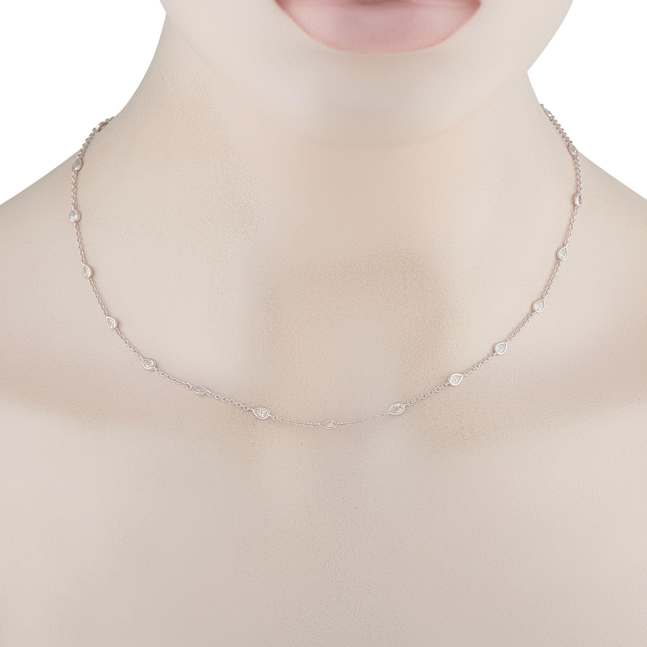 Des diamants en forme de poire d'un poids total de 1,85 carat permettent à cet élégant collier d'accrocher la lumière sans effort. Fabriqué en or blanc 18 carats, il mesure 17,5 de long et est idéal pour toutes les occasions.Ce bijou est offert à