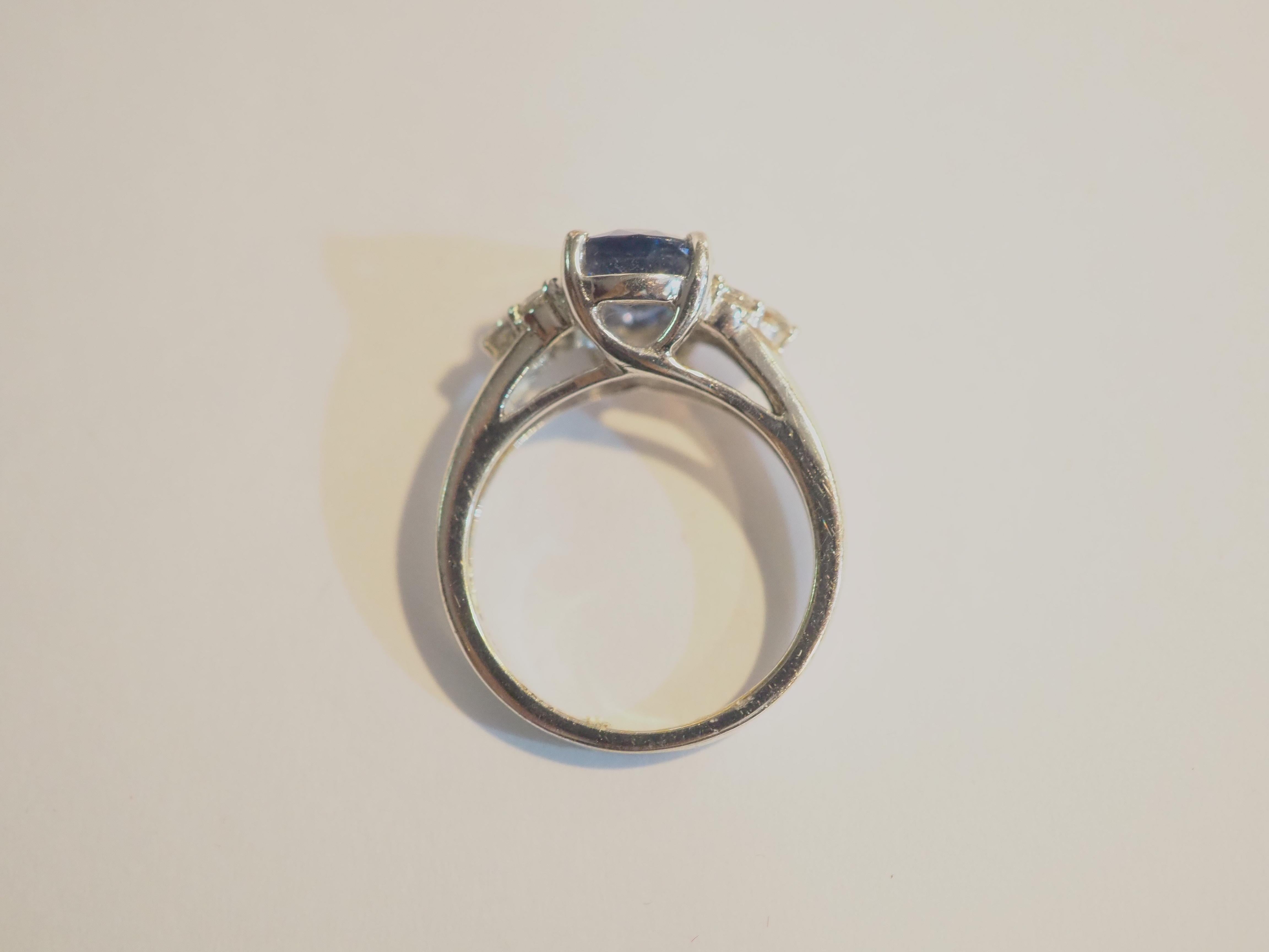 18k White Gold 1.87ct Blue Sapphire & 0.30ct Diamond Engagement Ring In Excellent Condition For Sale In เกาะสมุย, TH