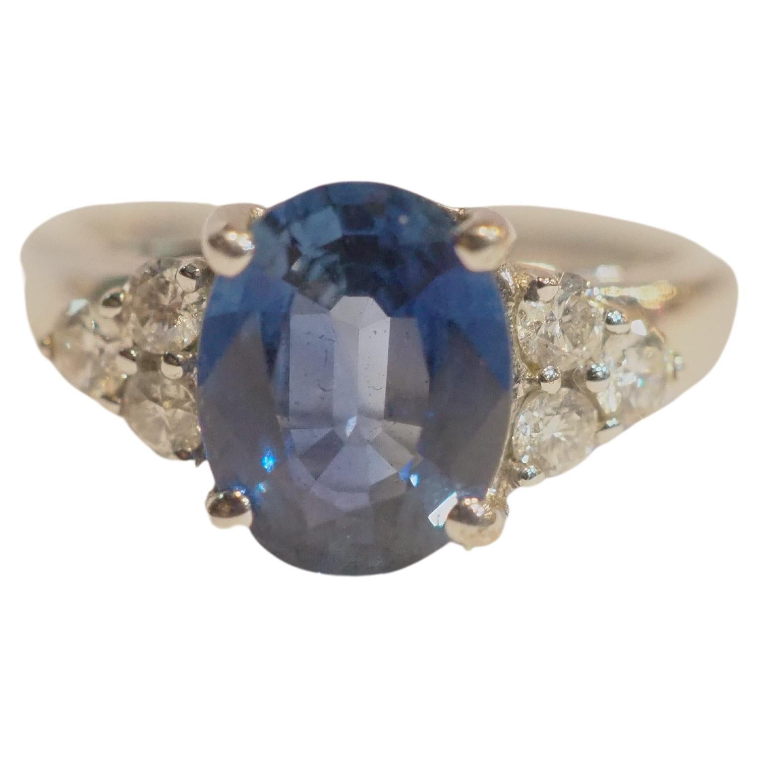 Bague de fiançailles en or blanc 18 carats, saphir bleu 1,87 carat et diamant 0,30 carat