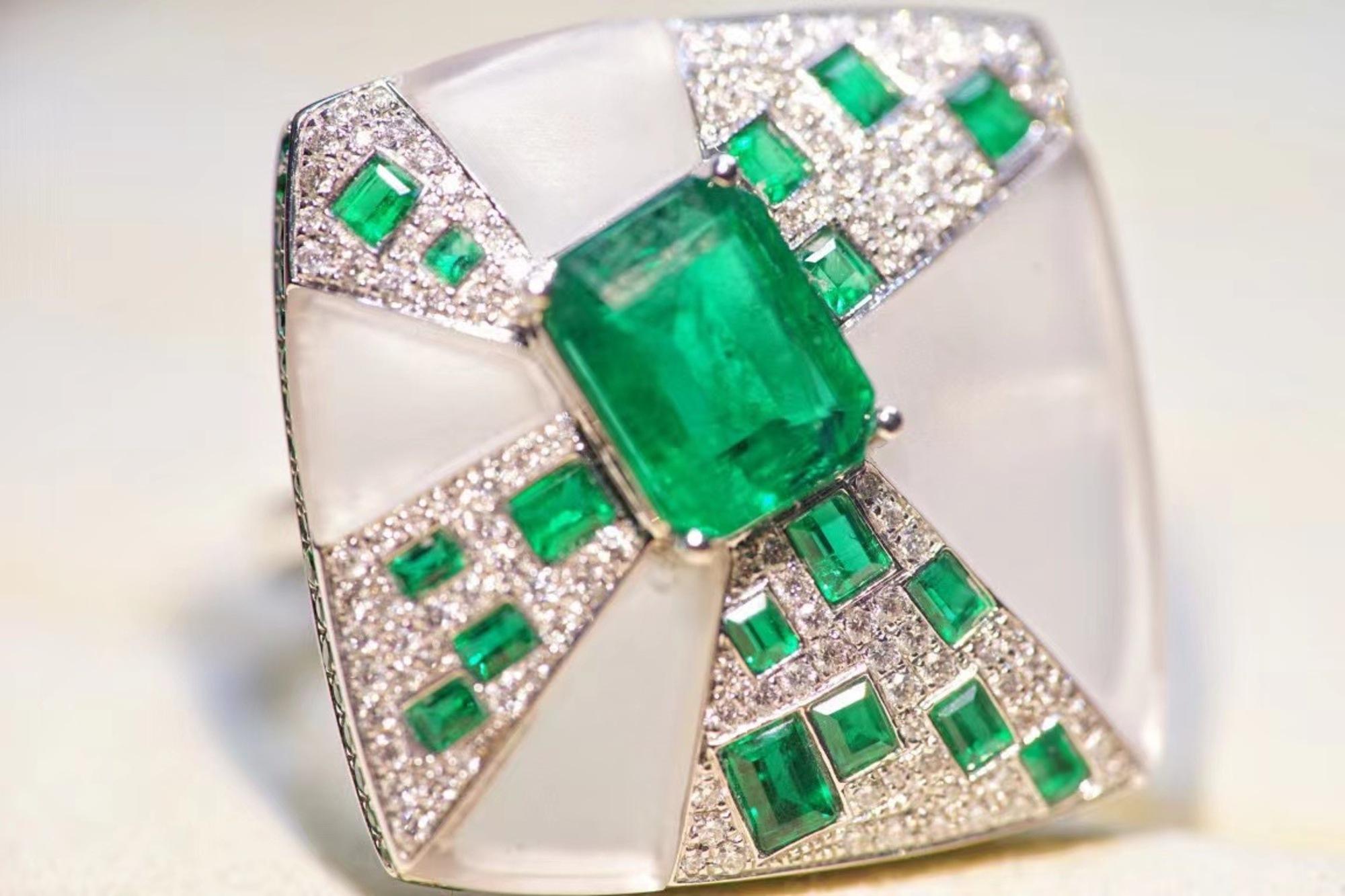 18K Weißgold Smaragd & Kristall 'Geometer' Cocktail Ring mit Diamanten

Natürliche Diamanten und Kristalle
Hauptstein - Smaragd 1,85 CT
Gesamtgewicht - 9,92 GM

Dieses einzigartige Schmuckstück besticht durch sein auffälliges Design mit einem matten