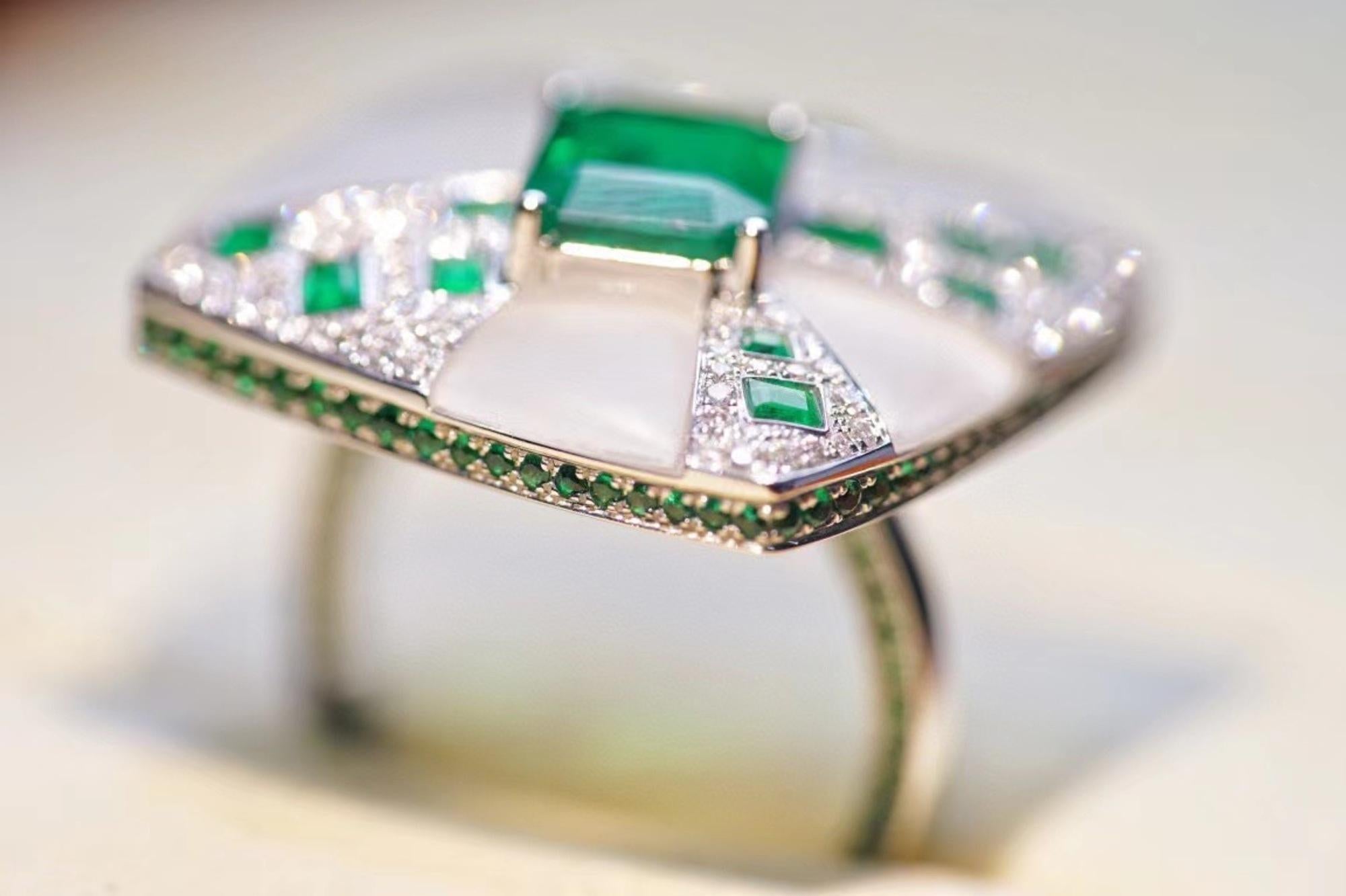 18K Weißgold 1.8CT Smaragd & Kristall 'Geometer' Cocktail Ring mit Diamanten (Moderne) im Angebot