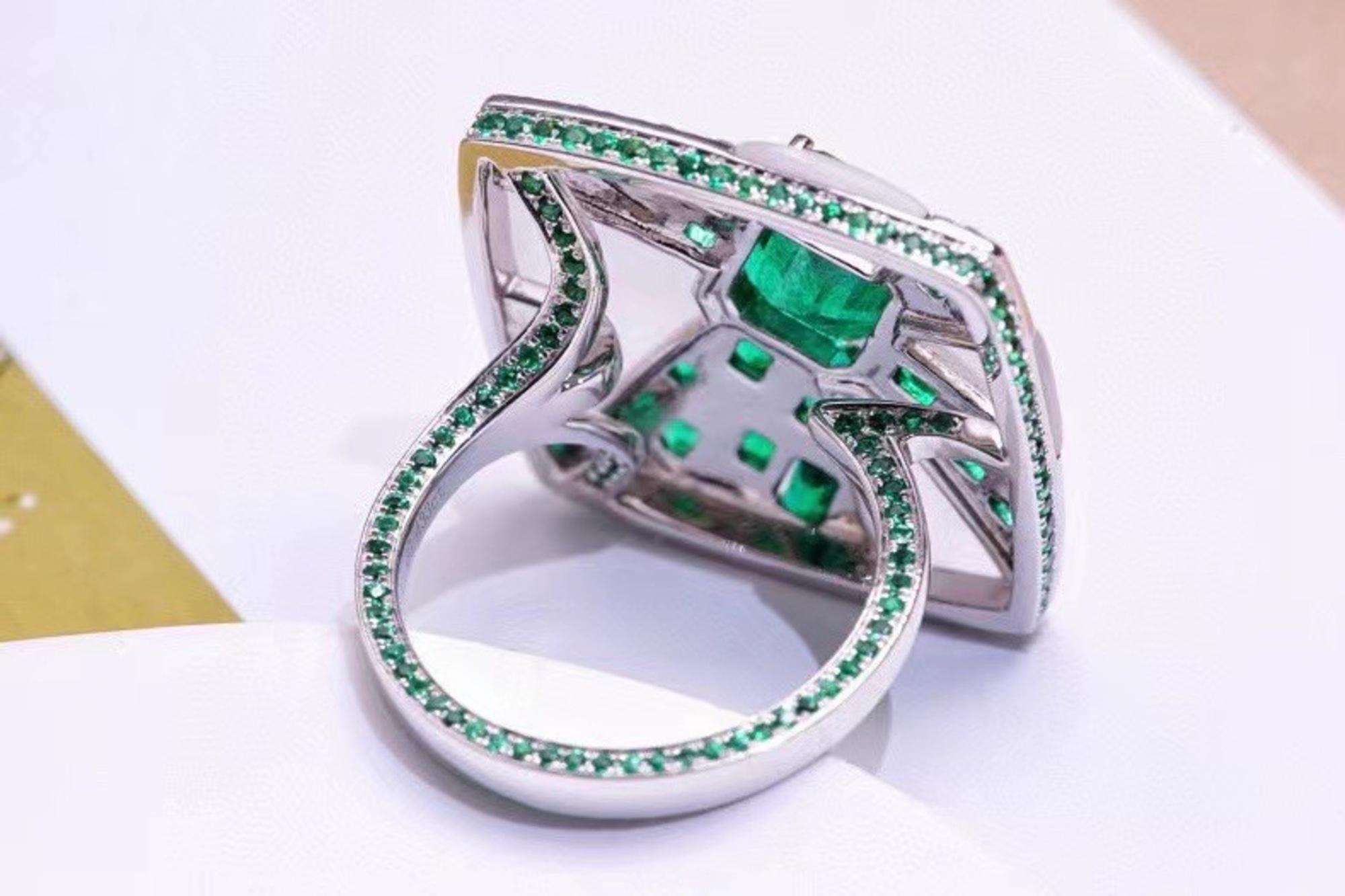 18K Weißgold 1.8CT Smaragd & Kristall 'Geometer' Cocktail Ring mit Diamanten (Smaragdschliff) im Angebot