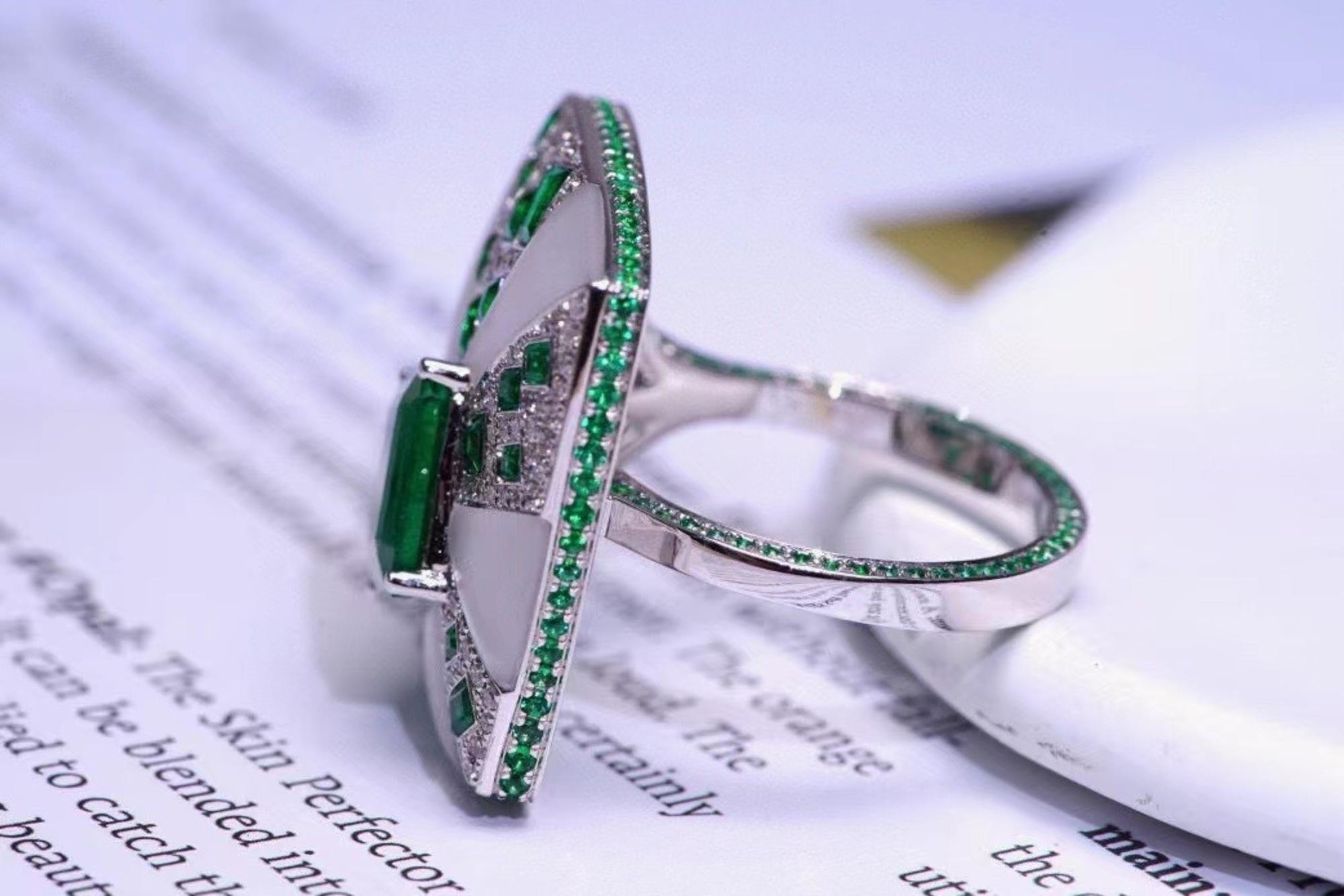 18K Weißgold 1.8CT Smaragd & Kristall 'Geometer' Cocktail Ring mit Diamanten für Damen oder Herren im Angebot