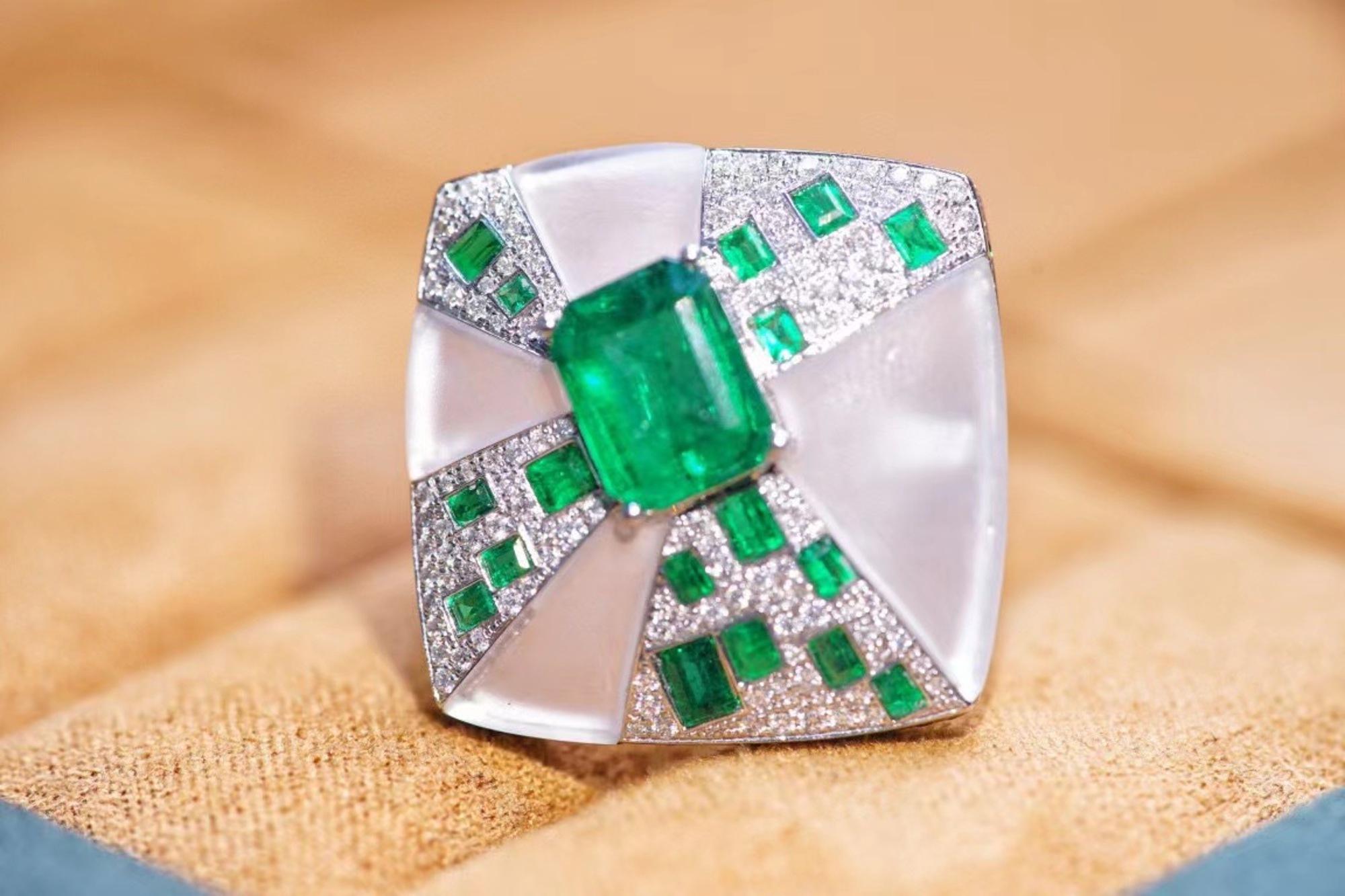 18K Weißgold 1.8CT Smaragd & Kristall 'Geometer' Cocktail Ring mit Diamanten im Angebot 1
