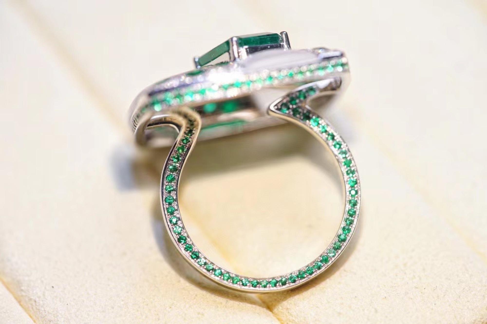 18K Weißgold 1.8CT Smaragd & Kristall 'Geometer' Cocktail Ring mit Diamanten im Angebot 2