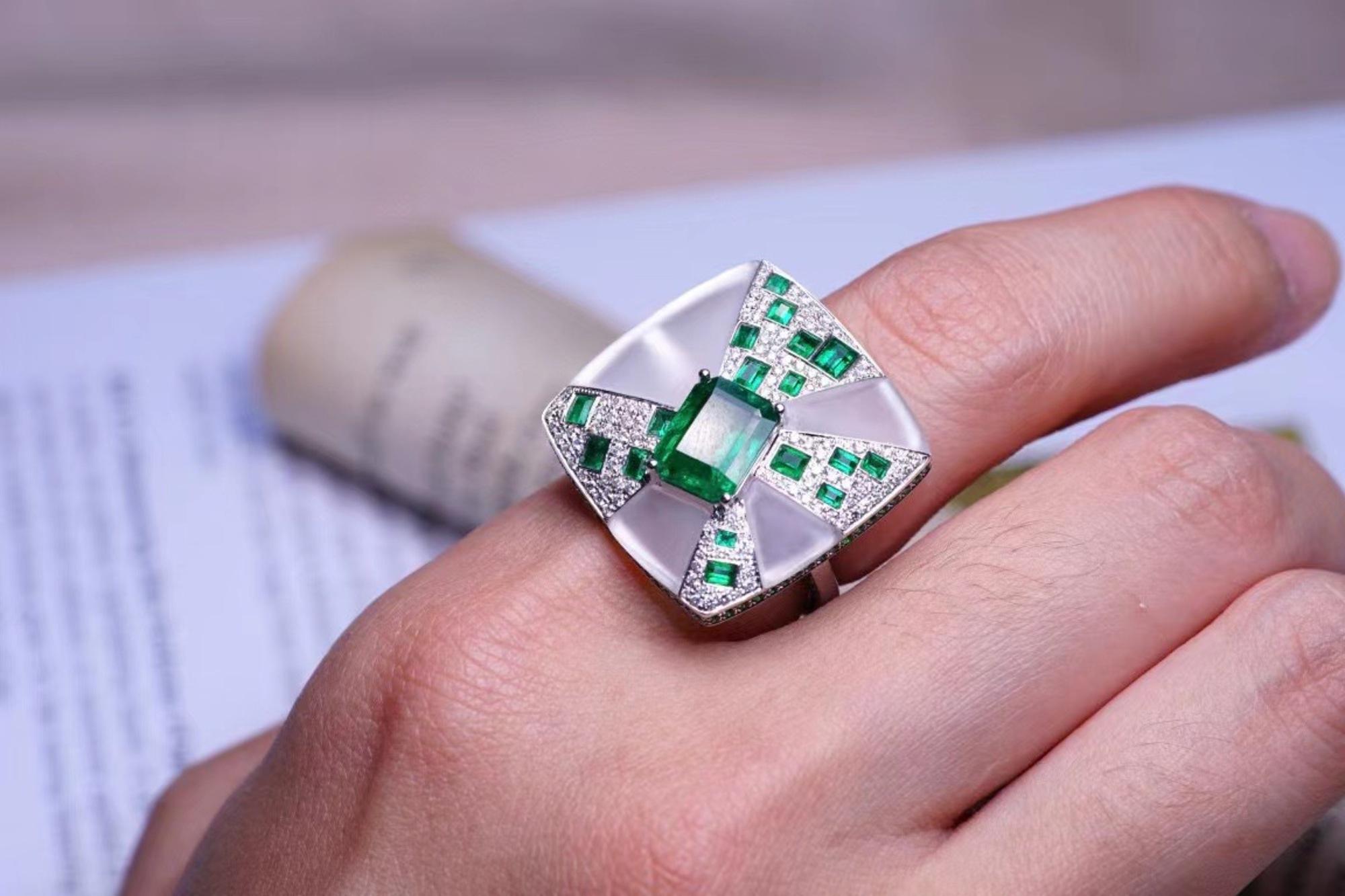 18K Weißgold 1.8CT Smaragd & Kristall 'Geometer' Cocktail Ring mit Diamanten im Angebot 3