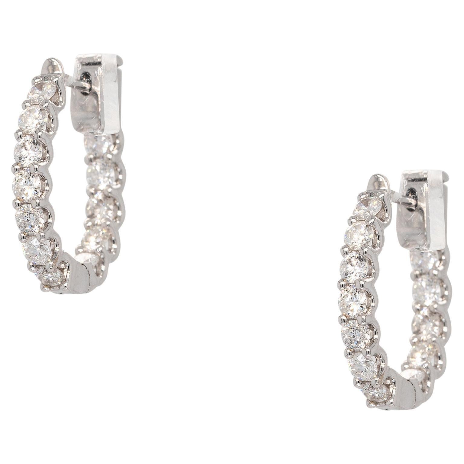 Créoles en or blanc 18 carats avec diamants naturels ronds et brillants de 1,8 carat à l'intérieur et à l'extérieur en vente