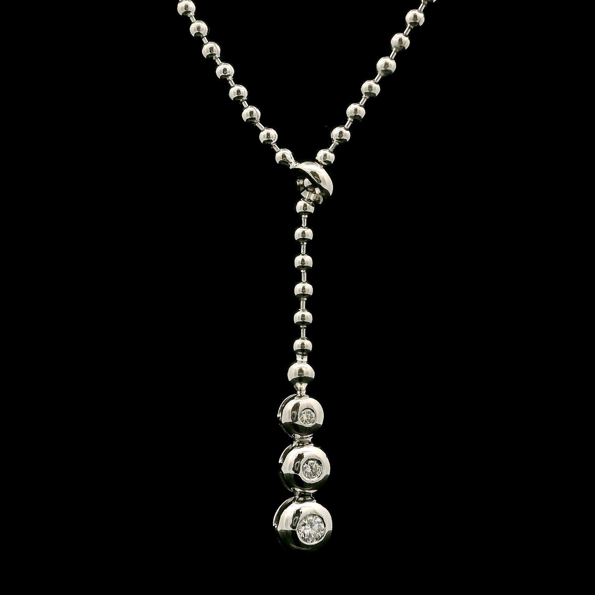 --Pietre: --
(3) Diamanti Nature autentici - Taglio rotondo brillante - Montatura - Colore G/H - Purezza VS1-SI1 - 0,18ctw (circa)

Materiale:  Oro bianco 18k 
Peso: 7.54 grammi
Tipo di catena: 16