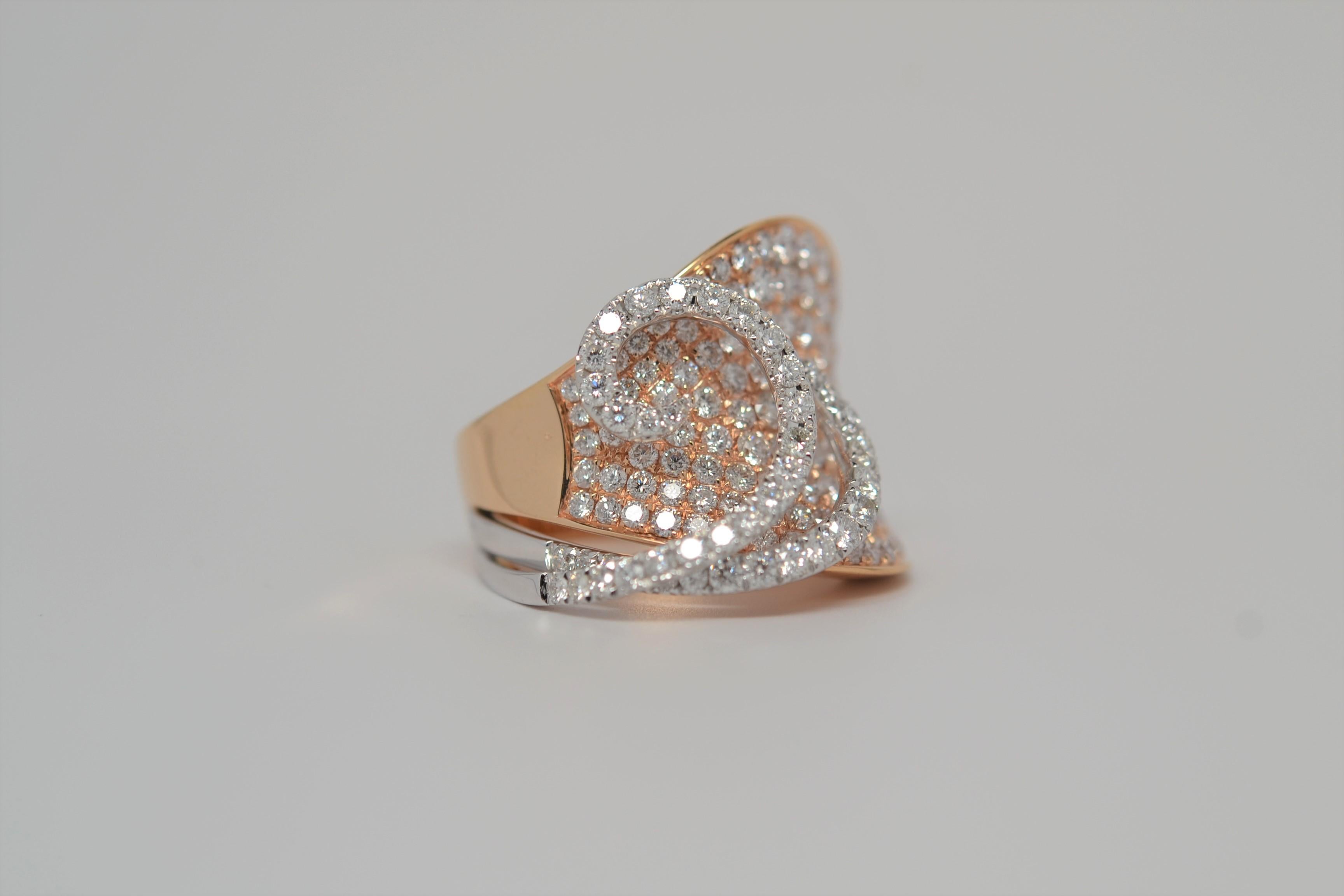 Round Cut 18k White Gold & 18k Rose Gold Diamond Ring with 3.14 Carats For Sale