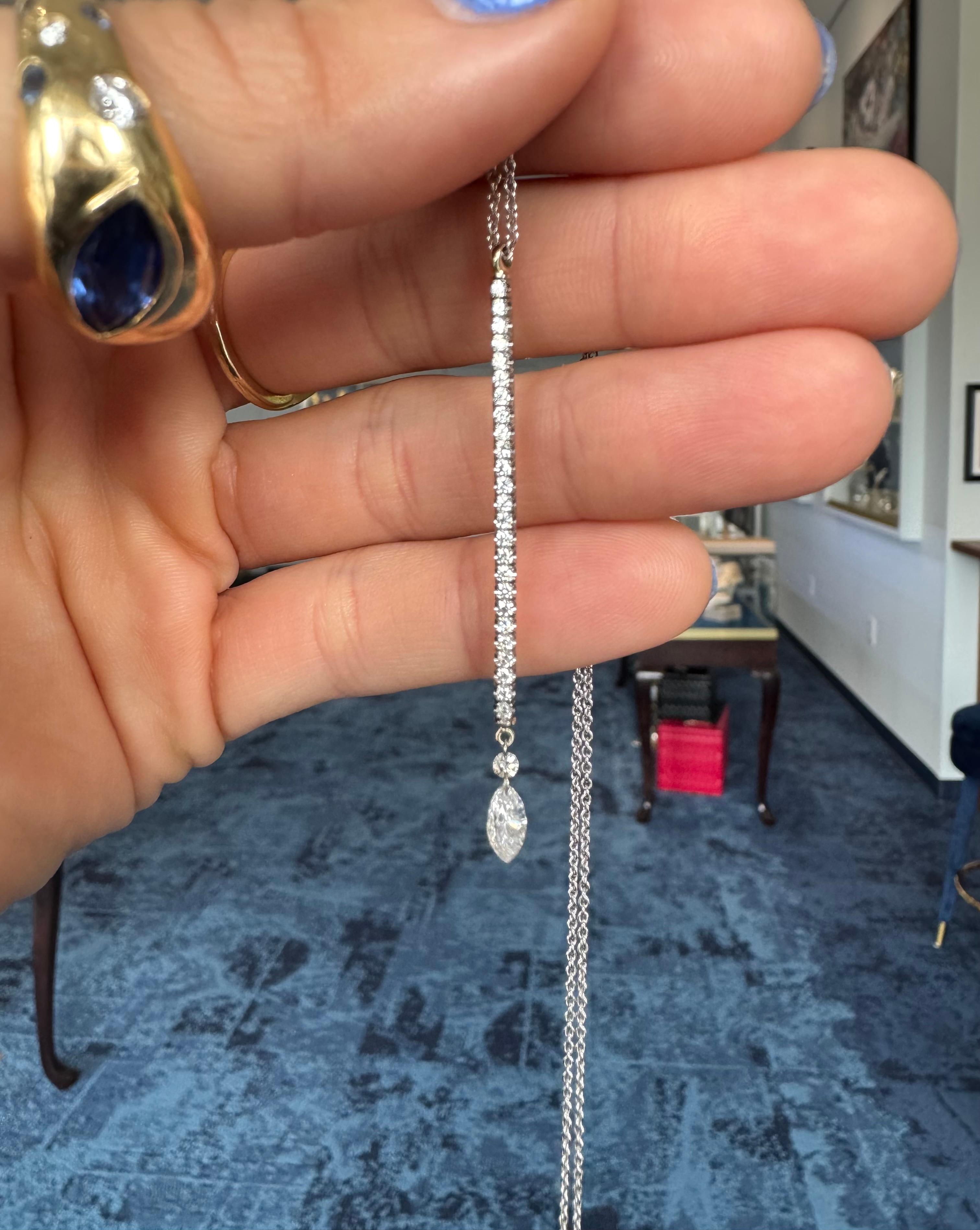 Découvrez une expression raffinée du luxe moderne avec ce collier à barres pavées en or blanc 18 carats. Le tout est artistiquement rehaussé de 0,24 ctw de diamants pavés ronds de taille brillante, d'un lumineux diamant rond de taille brillante de