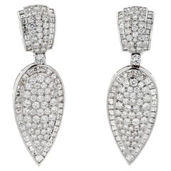 Boucles d'oreilles en or blanc 18 carats avec pendentifs en forme de larmes et diamants de 19 carats