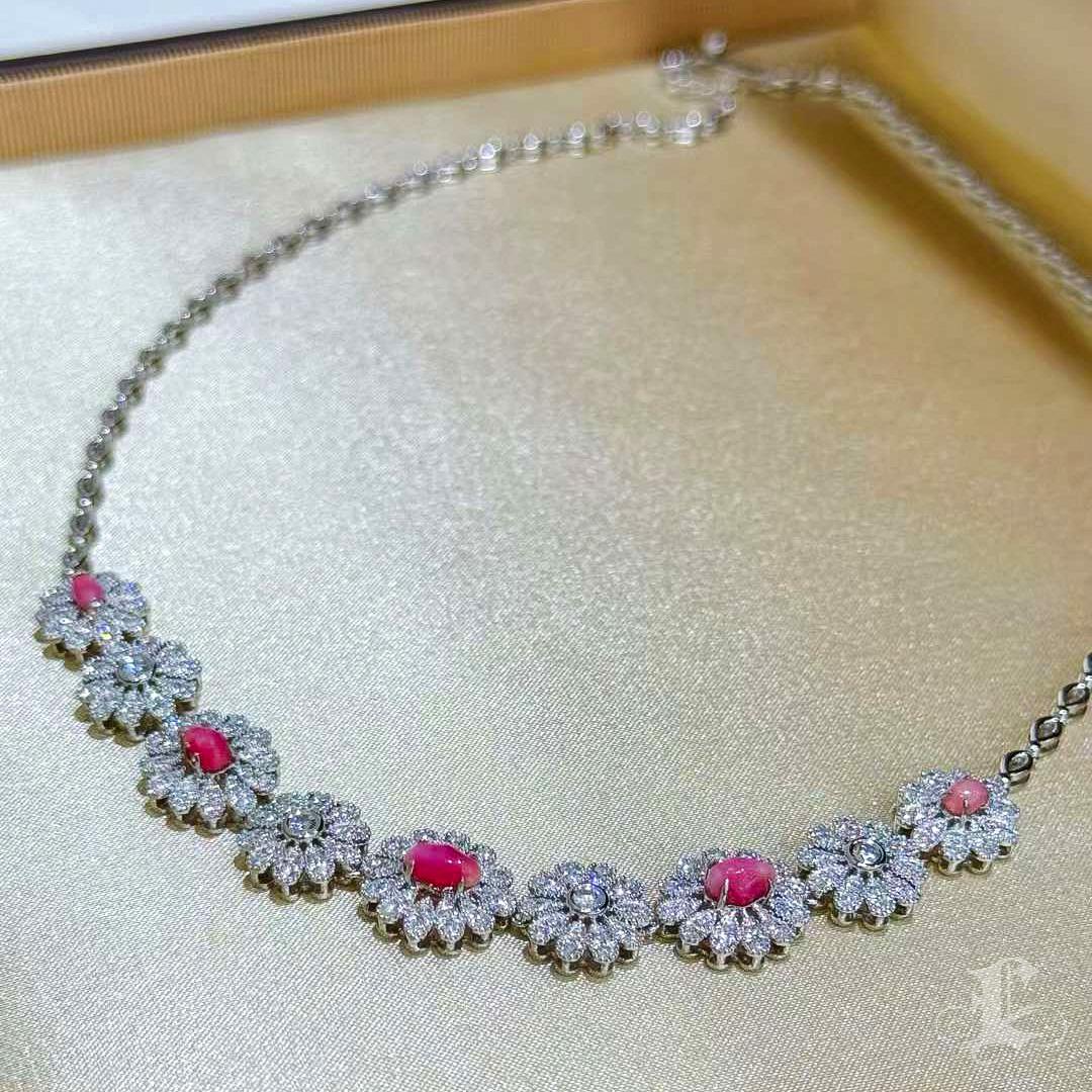 【Conchéa】Flora Royale Conch Pearl & Diamond Necklace — 2.0ct For Sale 3