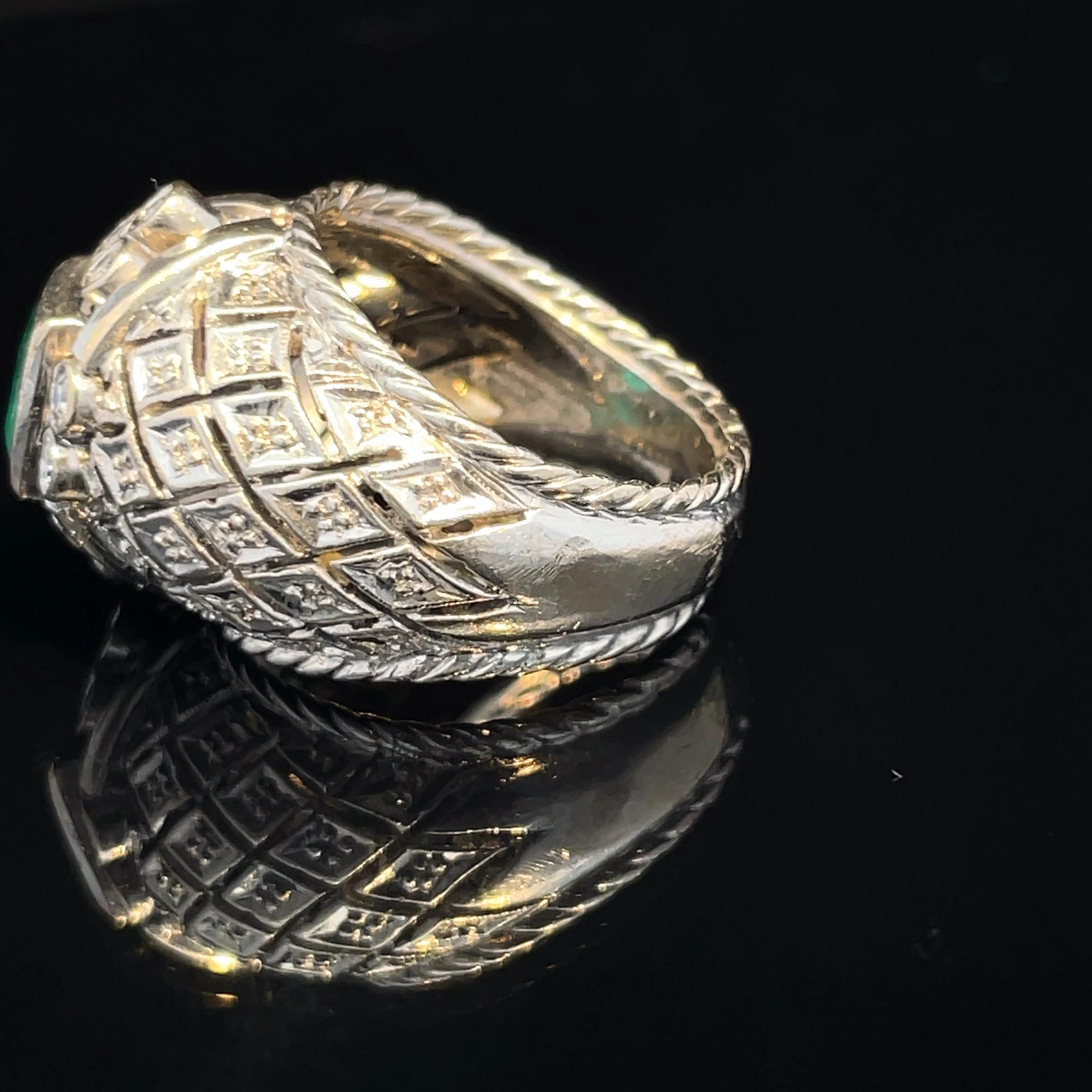 Quadrato Anello pesante con smeraldo e diamante colombiano d'epoca in oro bianco 18 carati del 1950 in vendita