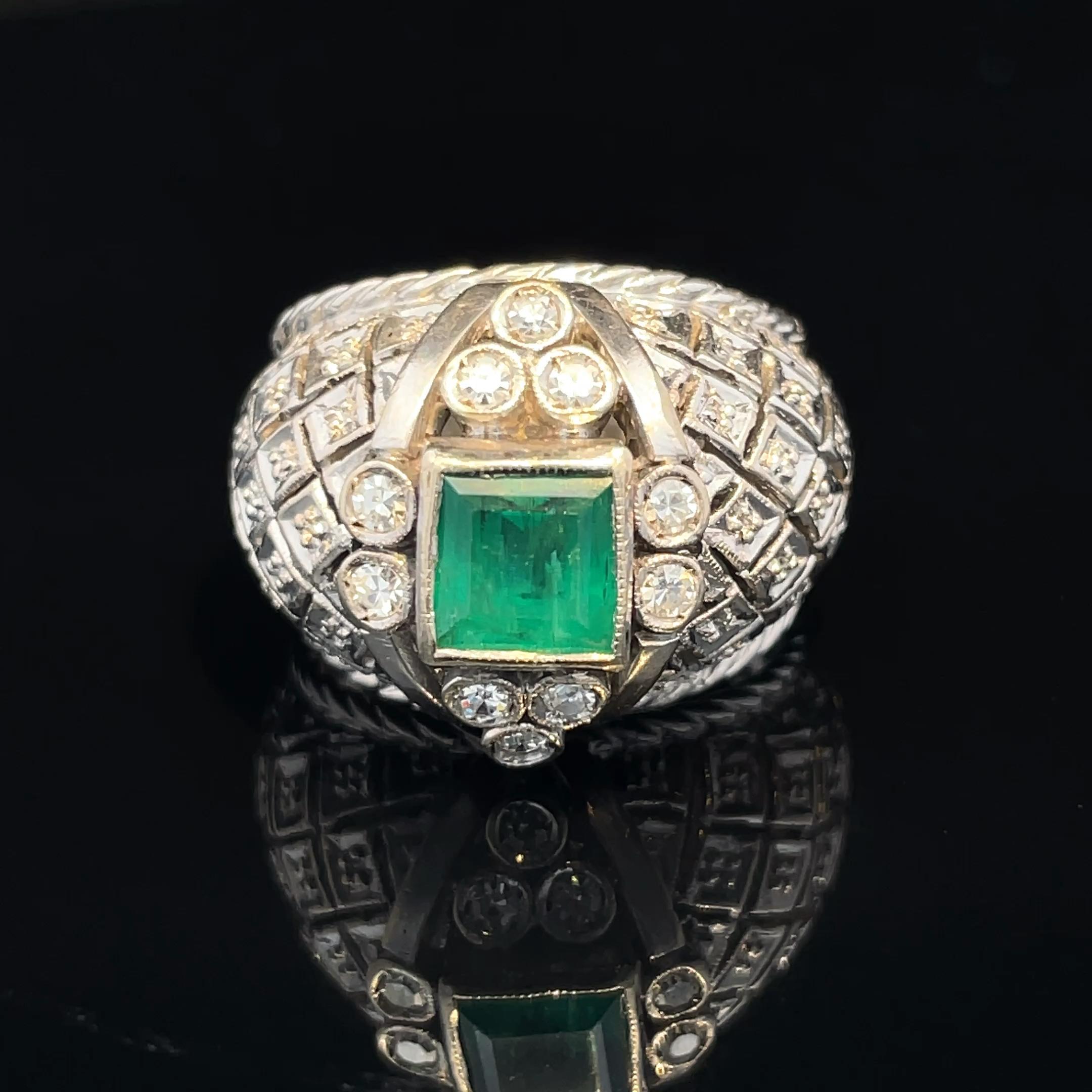 Anello pesante con smeraldo e diamante colombiano d'epoca in oro bianco 18 carati del 1950 In condizioni ottime in vendita a New York, NY