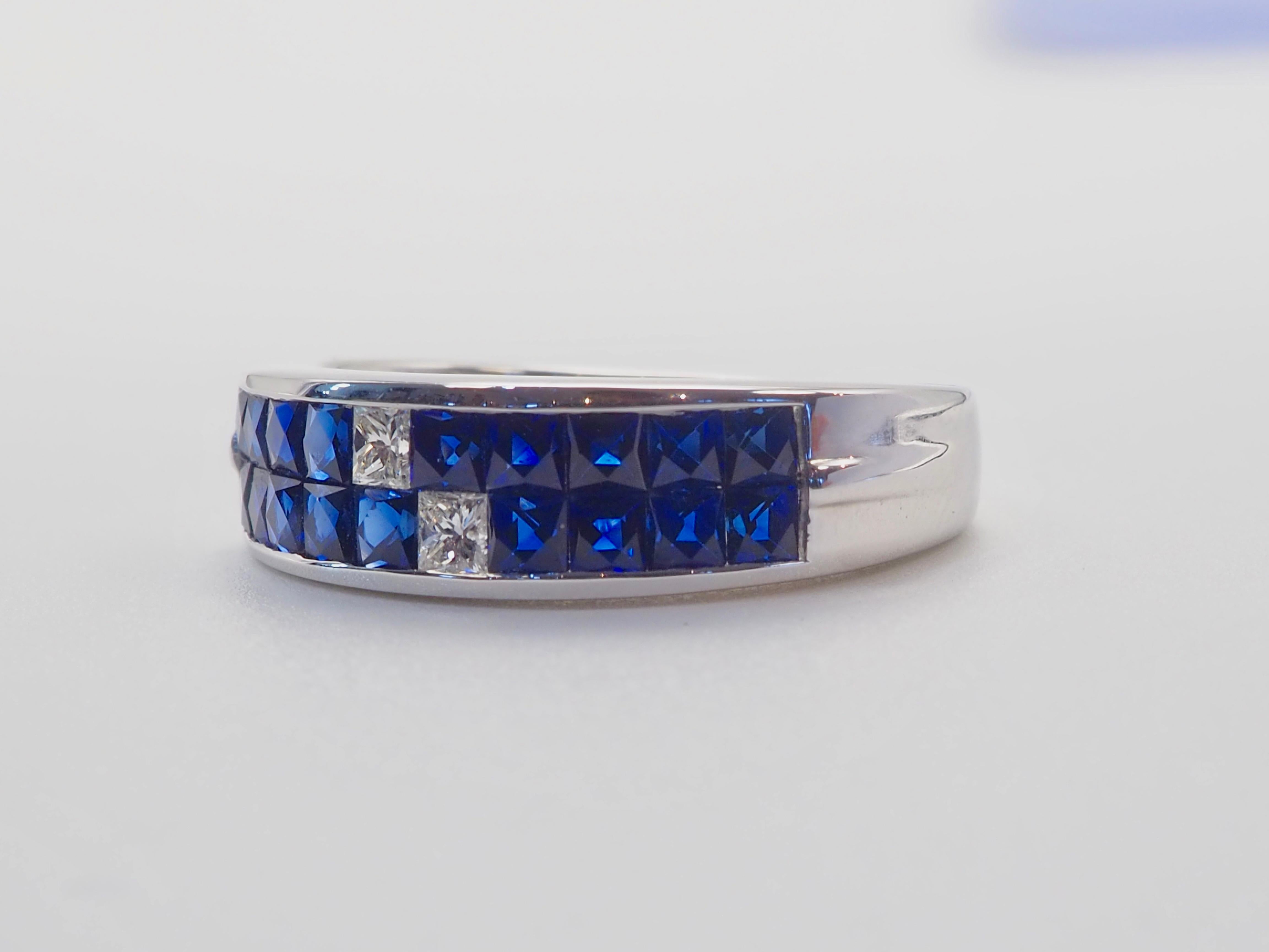 Témoignage lumineux de précision et d'équilibre, cette bague à anneau en or blanc 18 carats présente un jeu saisissant de saphirs d'un bleu profond et de diamants d'un blanc glacial. Disposées en deux rangées continues, les pierres précieuses