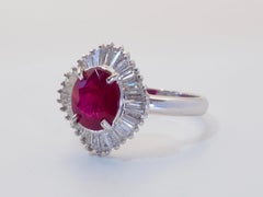 Anello da cocktail in oro bianco 18 carati con rubino ovale thailandese da 1,99 carati e diamante baguette da 0,70 carati