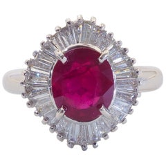 Anello da cocktail in oro bianco 18 carati con rubino ovale thailandese da 1,99 carati e diamante baguette da 0,70 carati