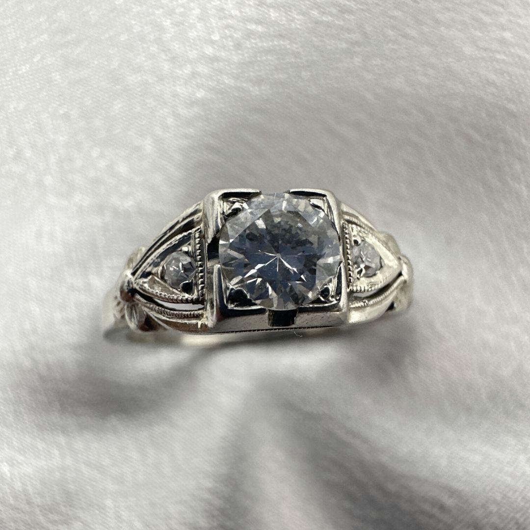 Immerse yourself in the pinnacle of grace with the 18K White Gold Elegant Antique Ring with Diamond. This enchanting cocktail diamond ring effortlessly marries antique charm with contemporary sophistication, creating an essential accessory for women