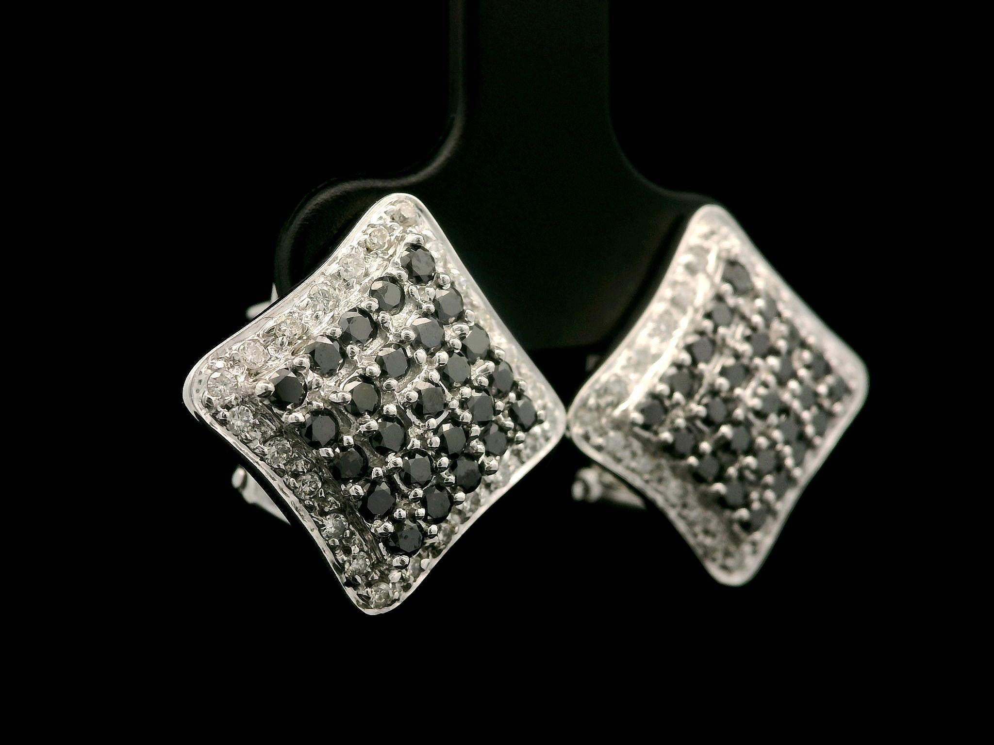 Taglio brillante Orecchini a goccia a forma di losanga svasata con diamanti bianchi e neri in oro bianco 18 carati da 1 ct. in vendita