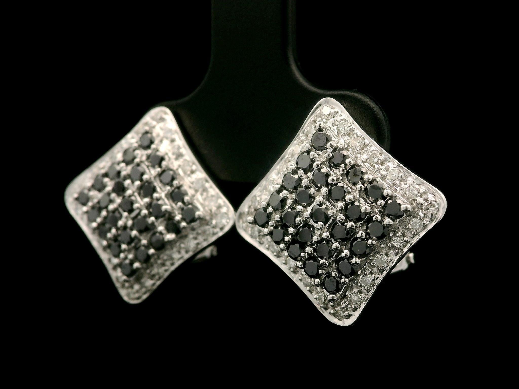Orecchini a goccia a forma di losanga svasata con diamanti bianchi e neri in oro bianco 18 carati da 1 ct. In condizioni ottime in vendita a Montclair, NJ