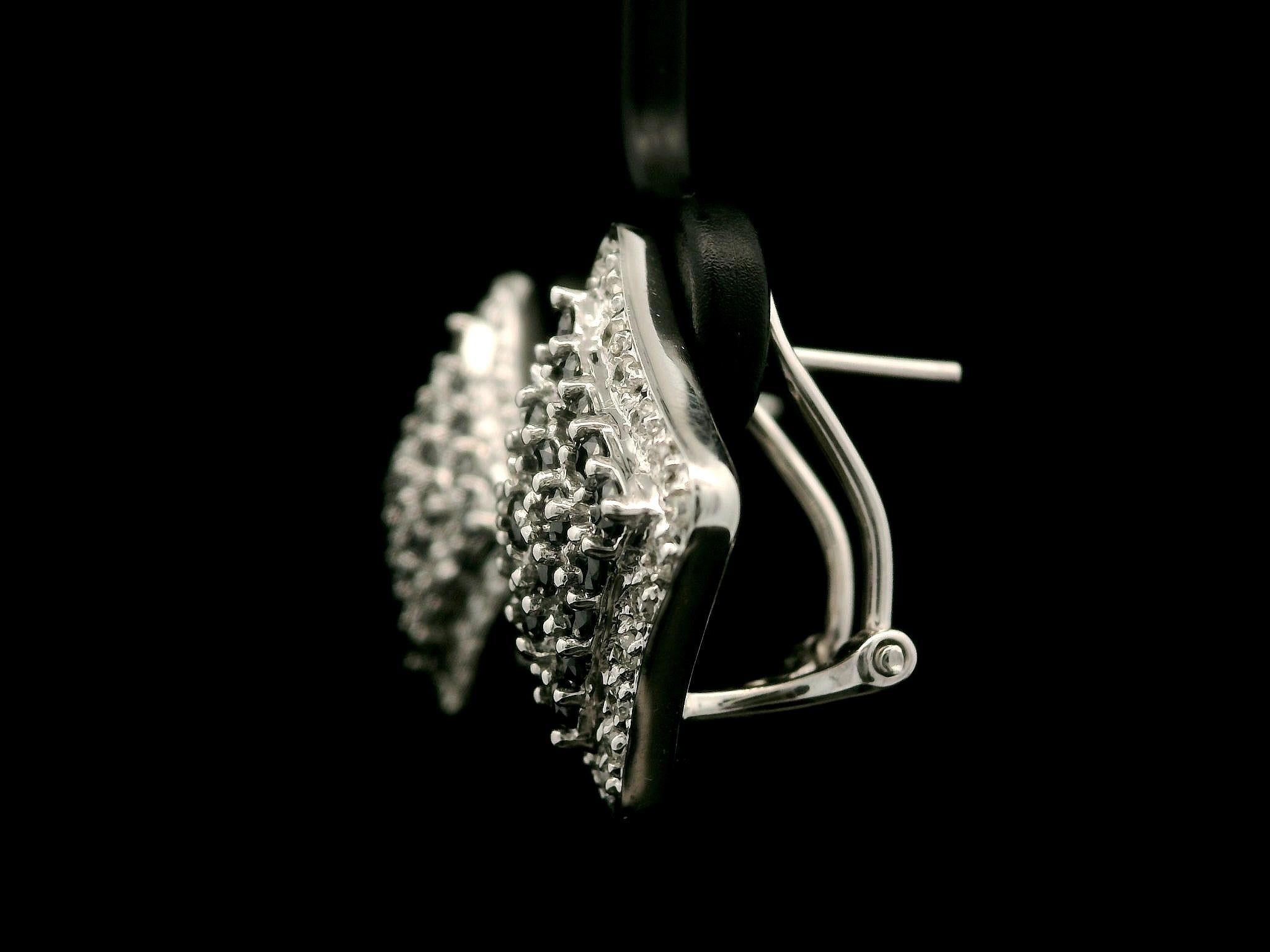 Donna Orecchini a goccia a forma di losanga svasata con diamanti bianchi e neri in oro bianco 18 carati da 1 ct. in vendita