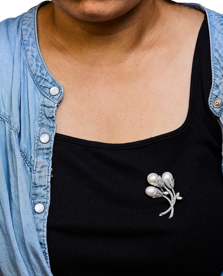 18K White Gold 2 1/5 Cttw Diamond and South Sea Pearl Floral Brooch Pin In New Condition For Sale In New York, NY