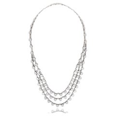 Collar de tres vueltas floral con diamantes redondos de 20 quilates en oro blanco de 18 quilates