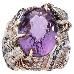 Anillo de Cóctel de Amatista de 20 ct en Oro Blanco de 18k con Acentos de Zafiro y Diamantes