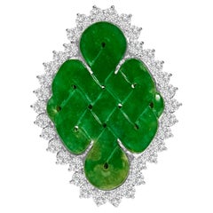 Spilla e ciondolo con diamante aureolato e scudo di giada in oro bianco 18 carati da 2,0 ct.