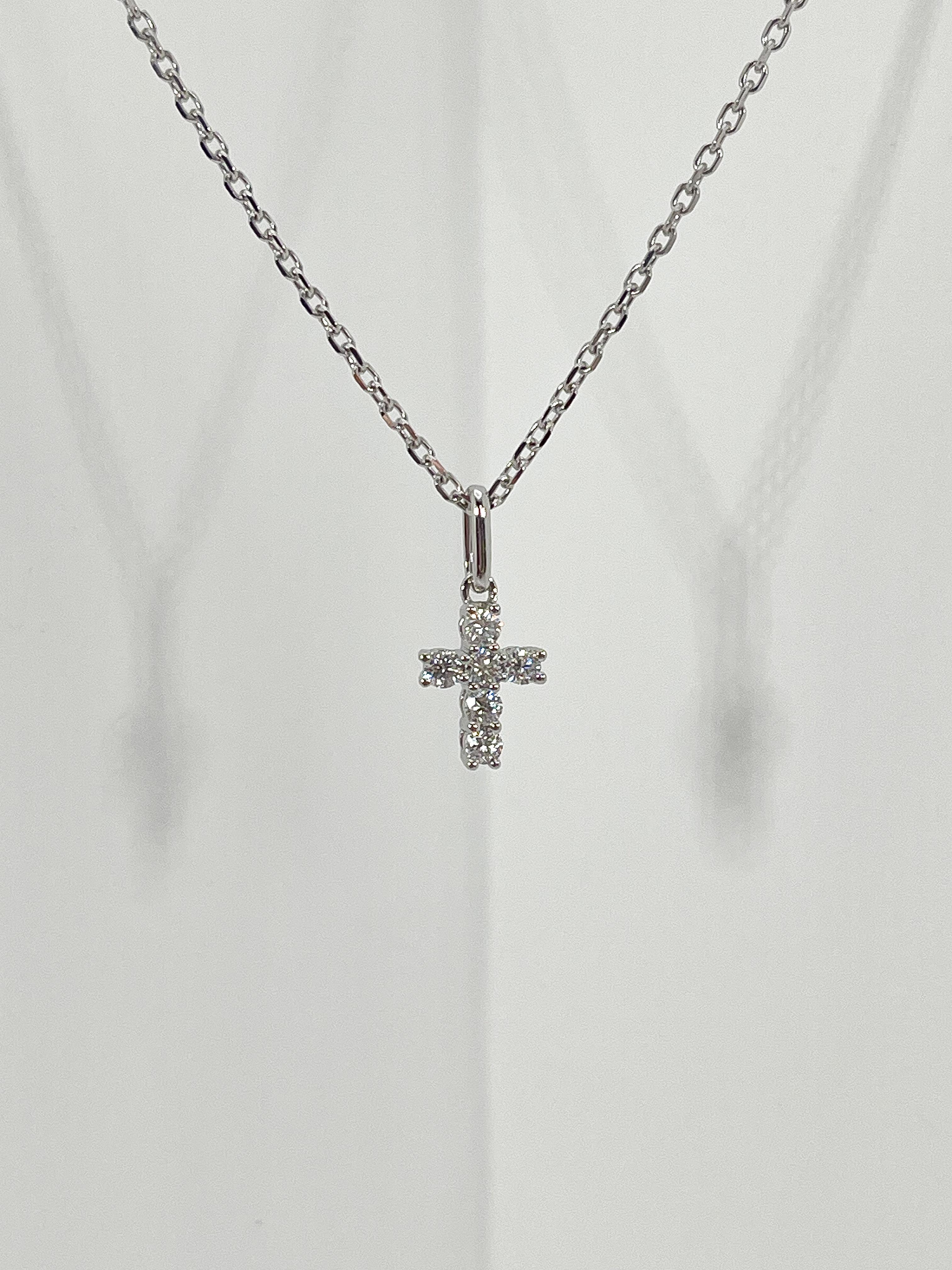 Round Cut 18K White Gold .20 CTW Diamond Cross Pendant Necklace For Sale