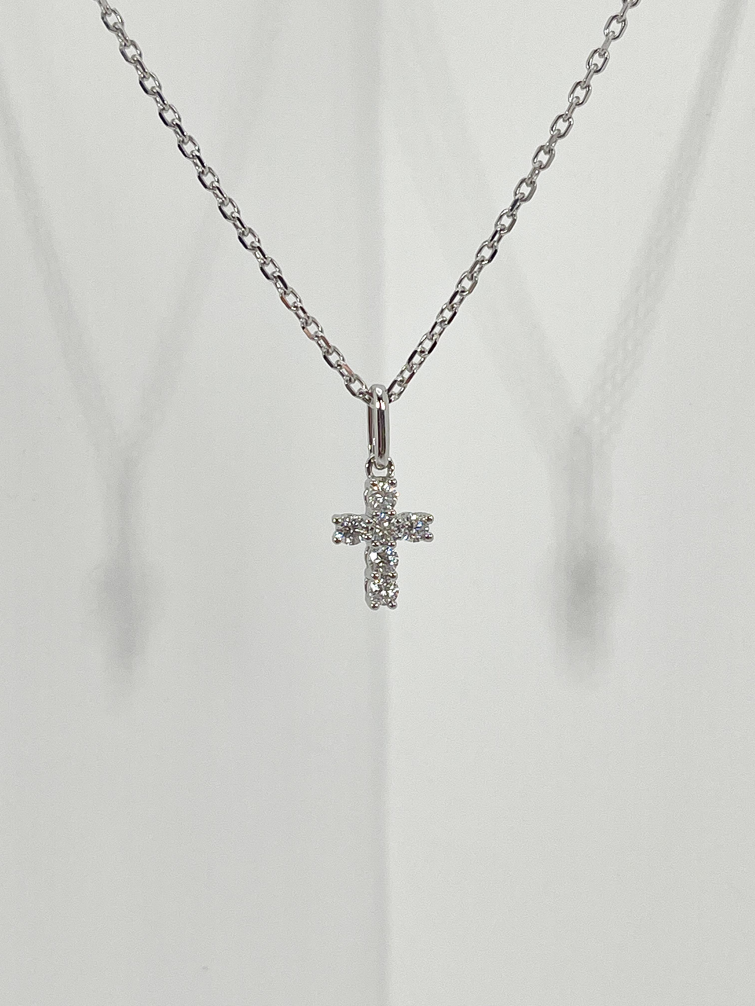 Taille ronde Collier croix en or blanc 18K avec pendentif en diamant de 0,20 CTW en vente