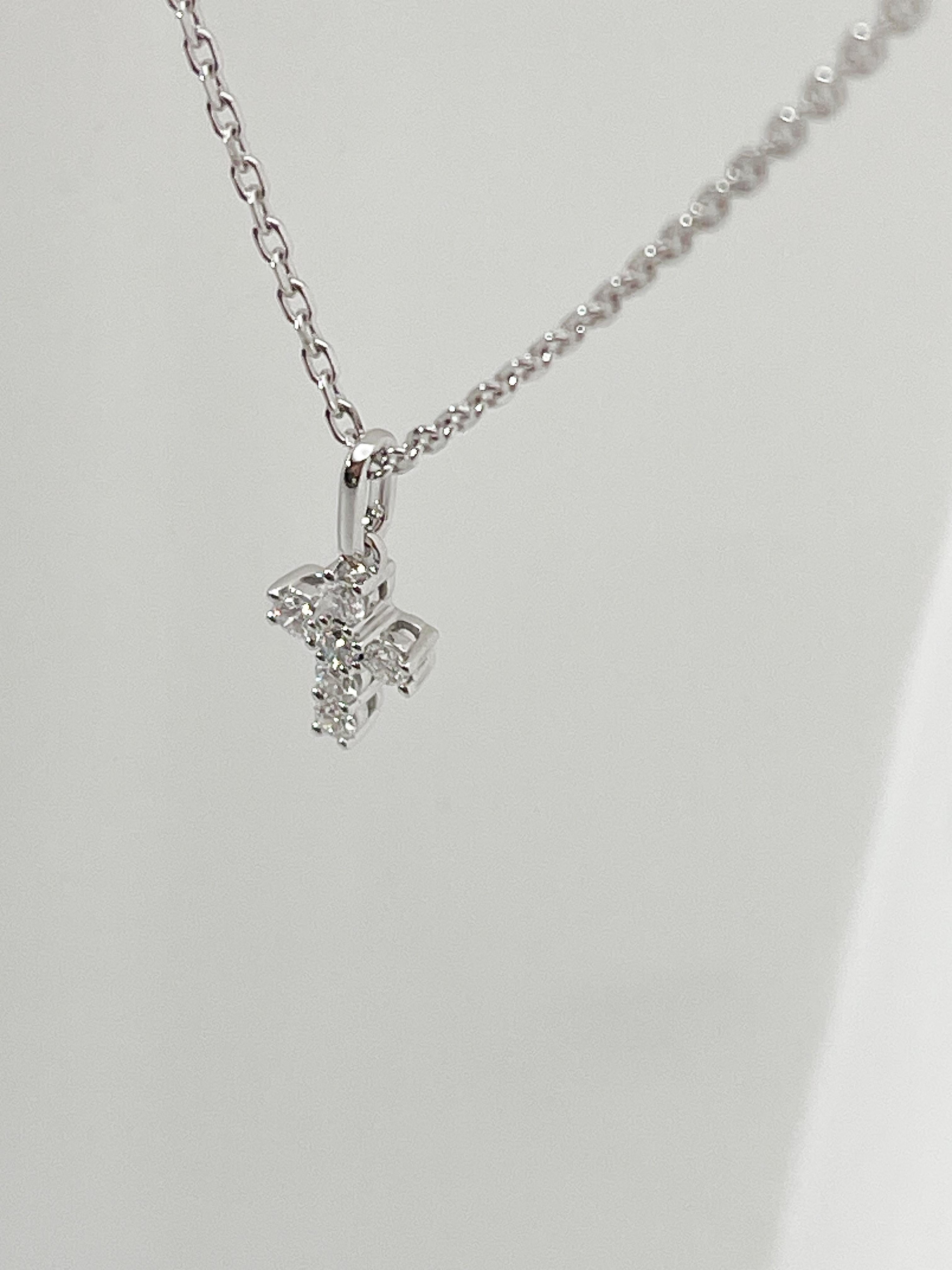 18K White Gold .20 CTW Diamond Cross Pendant Necklace In Excellent Condition For Sale In Stuart, FL