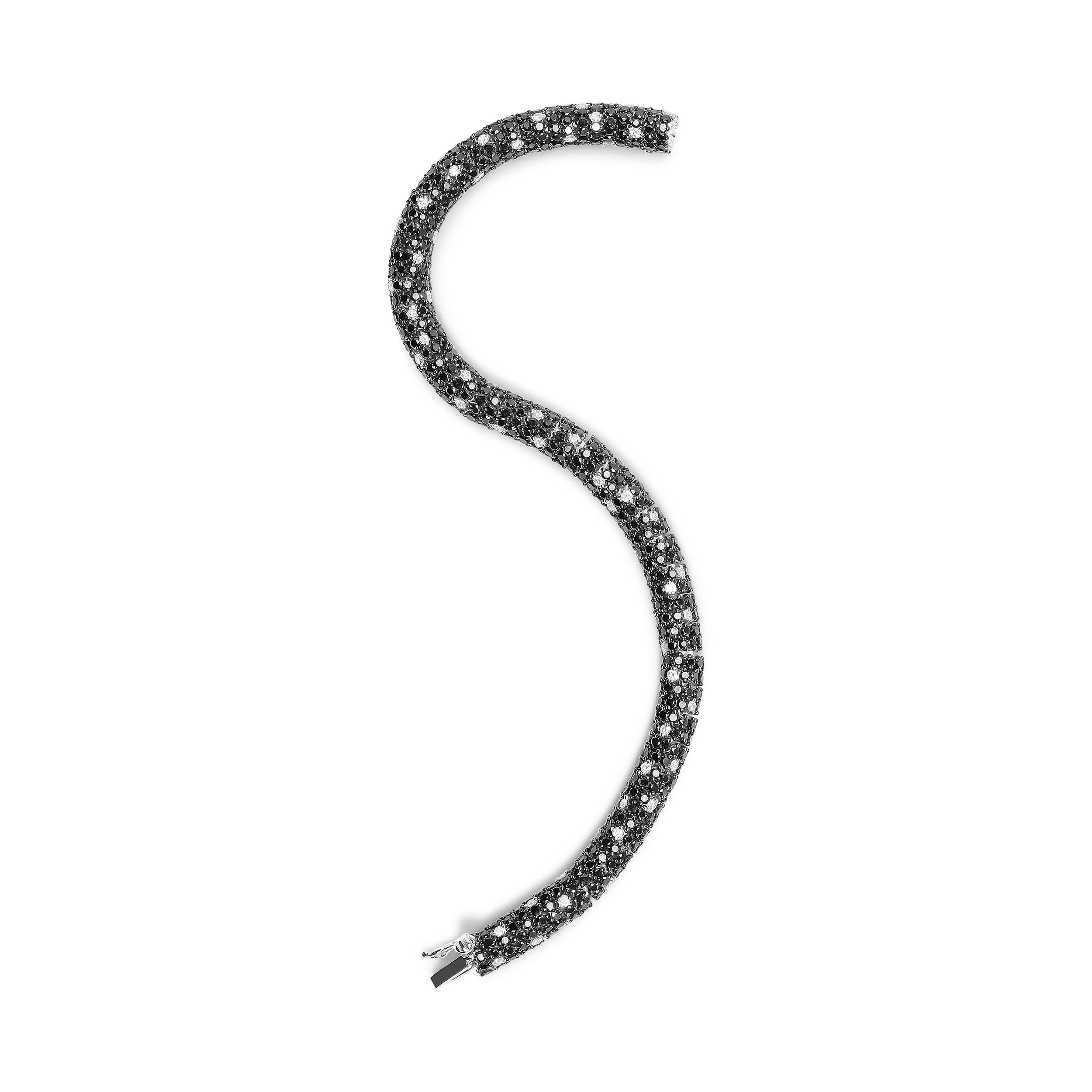 18K White Gold 20.0 Ct Black & White Diamond Eternity Snake Skin Tennis Bracelet In New Condition For Sale In New York, NY