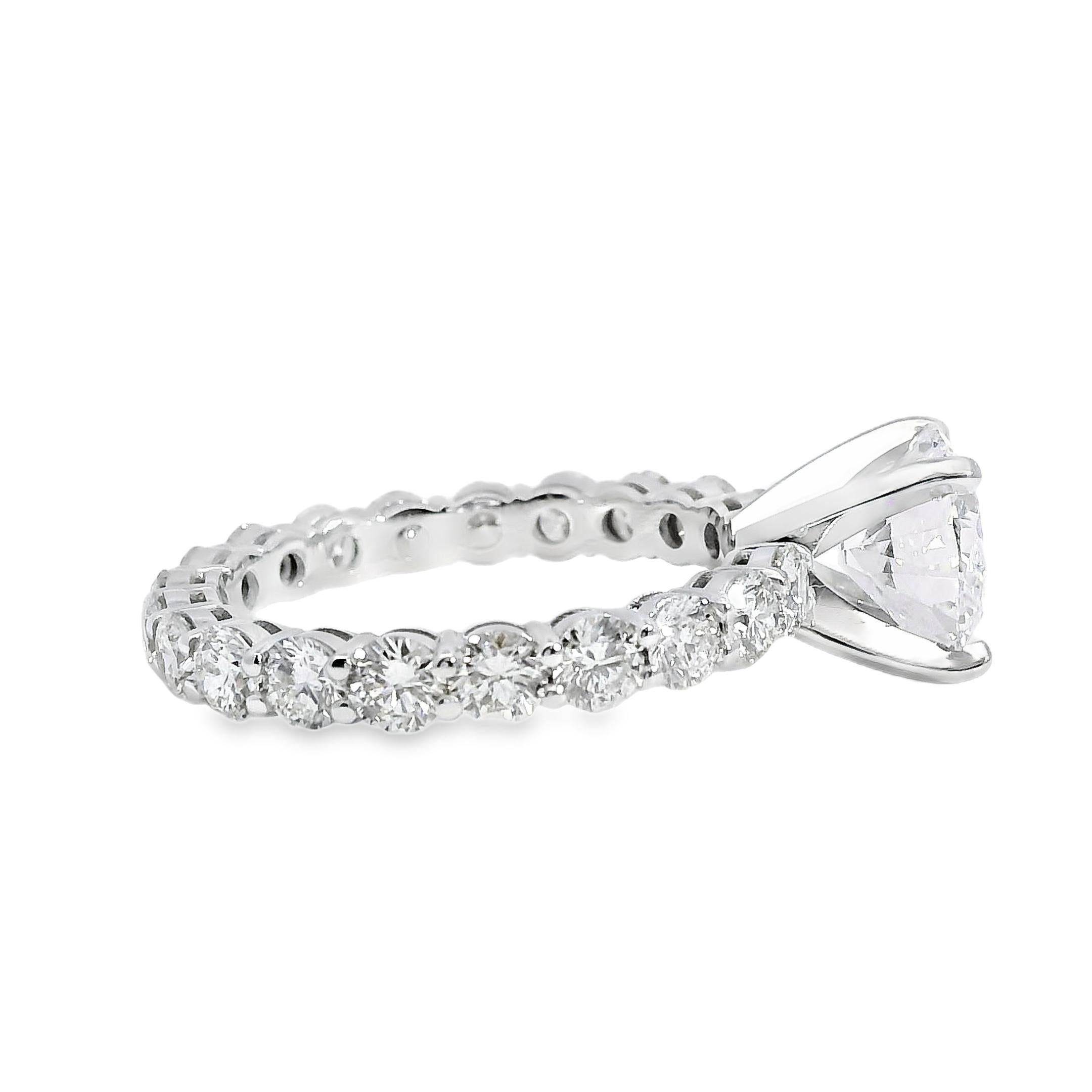 Bague de fiançailles en or blanc 18k 2.02ct Round Brilliant Natural Diamond en vente 5