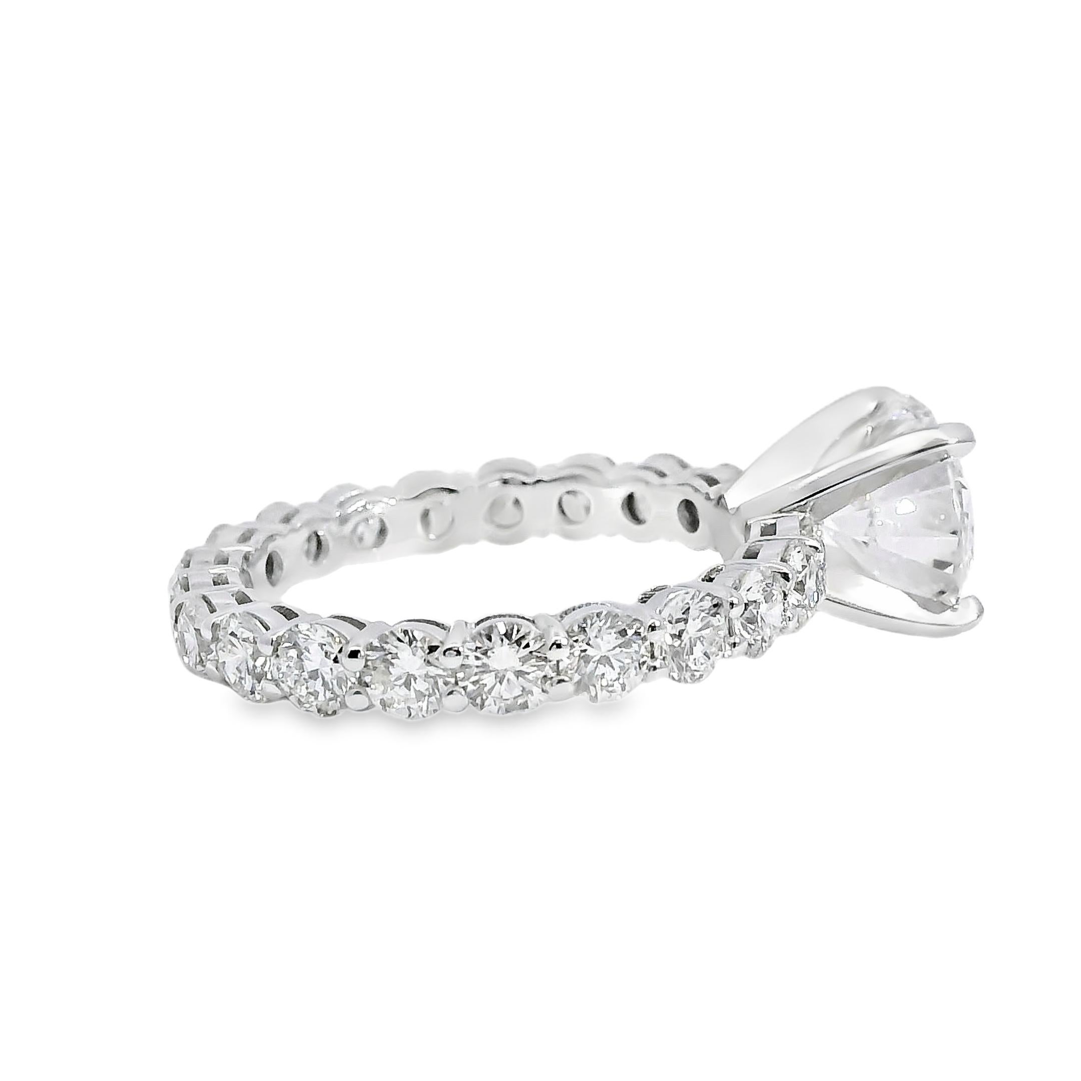 Bague de fiançailles en or blanc 18k 2.02ct Round Brilliant Natural Diamond en vente 6